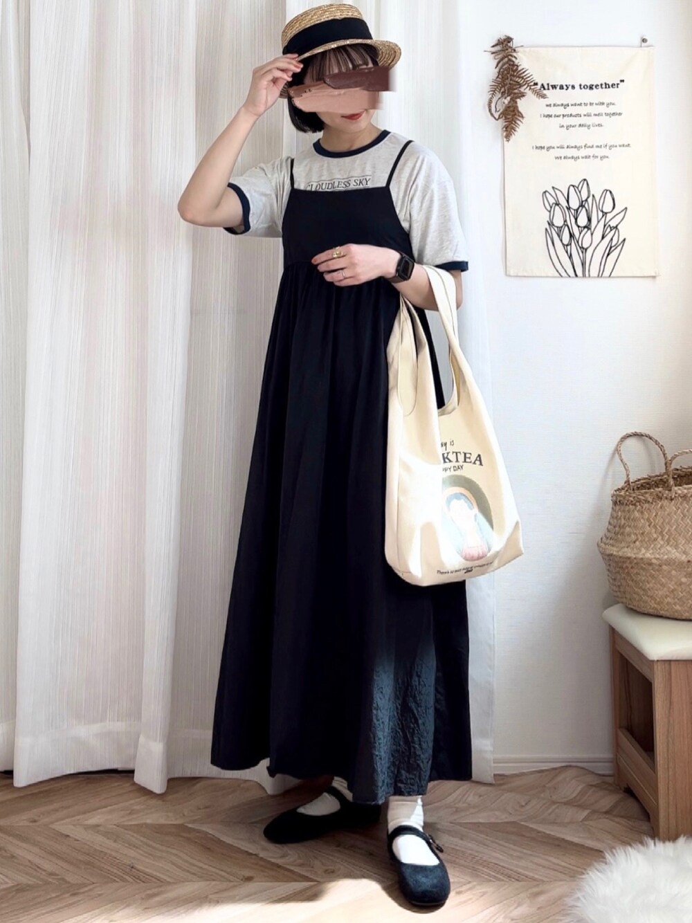ベージュ系のTシャツ/カットソー、ブラック系のワンピース、ブラック系のバレエシューズを着用したレディースの春コーディネートの1枚目の写真
