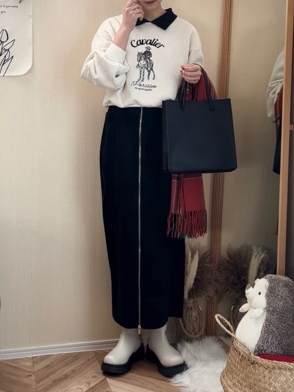 ホワイト系のスウェット、ブラック系のスカート、ブラック系のトートバッグを着用したレディースの冬コーディネートの1枚目の写真