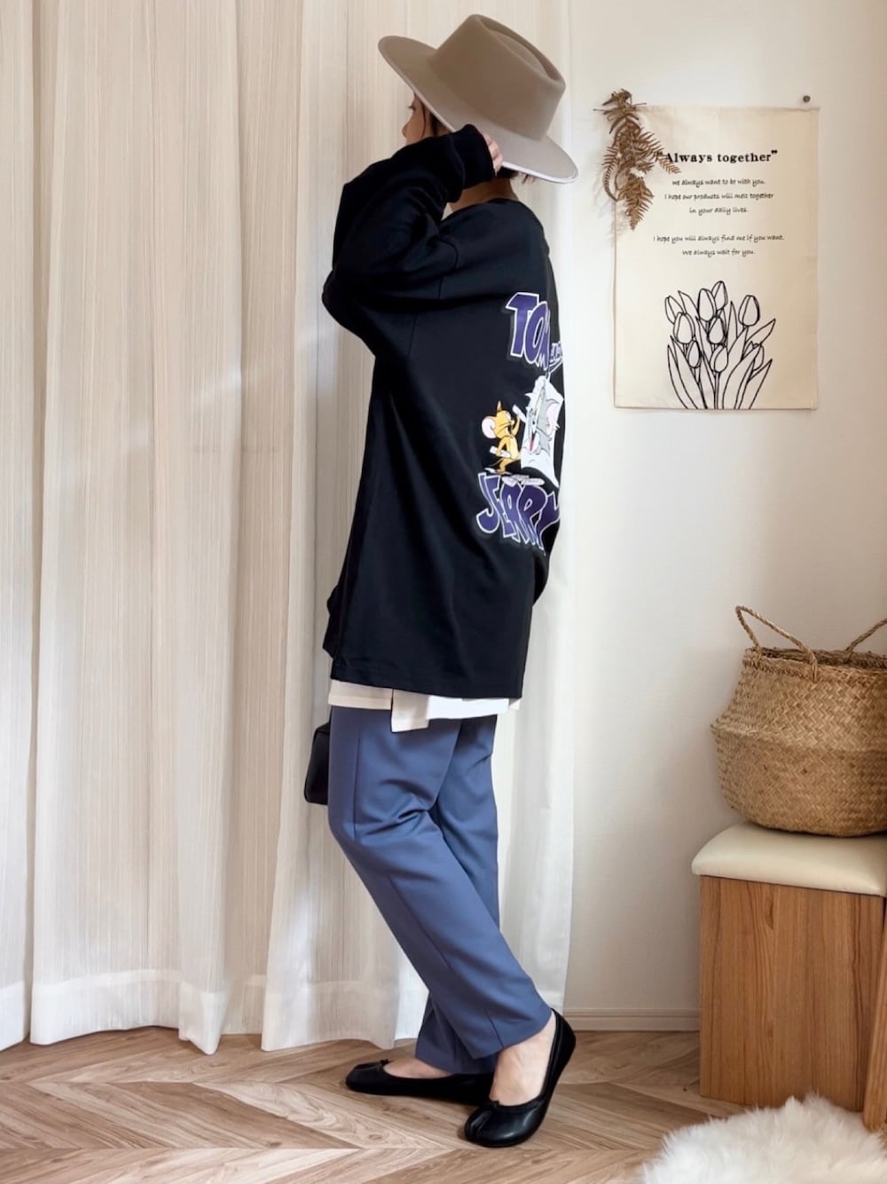 ブラック系のTシャツ/カットソー、パープル系のその他パンツ、ブラック系のショルダーバッグを着用したレディースの秋コーディネートの1枚目の写真