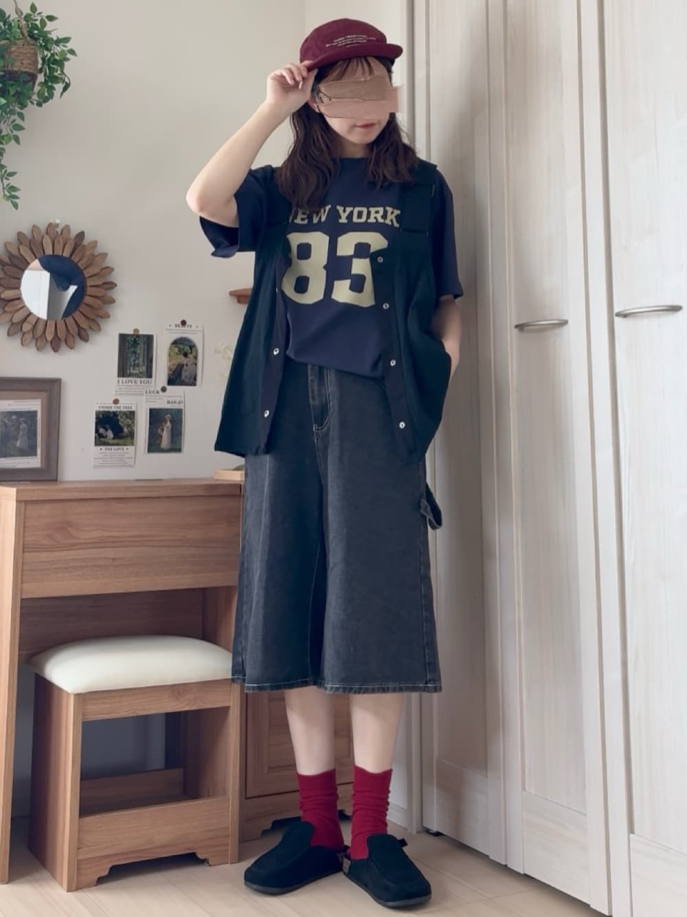 ブルー系のTシャツ/カットソーを着用したレディースの夏コーディネートの1枚目の写真