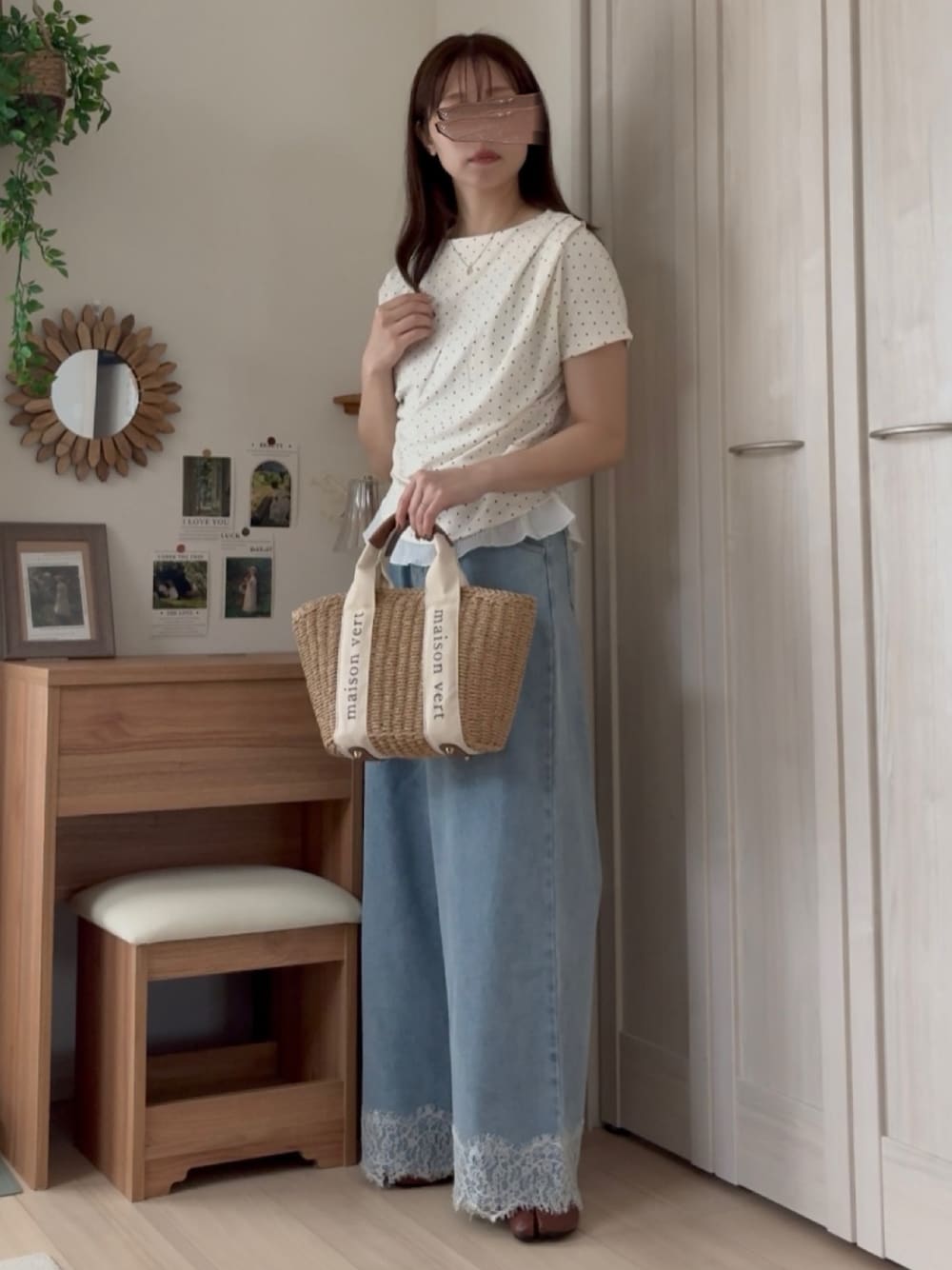 ホワイト系のTシャツ/カットソー、ブルー系のデニムパンツを着用したレディースの夏コーディネートの1枚目の写真