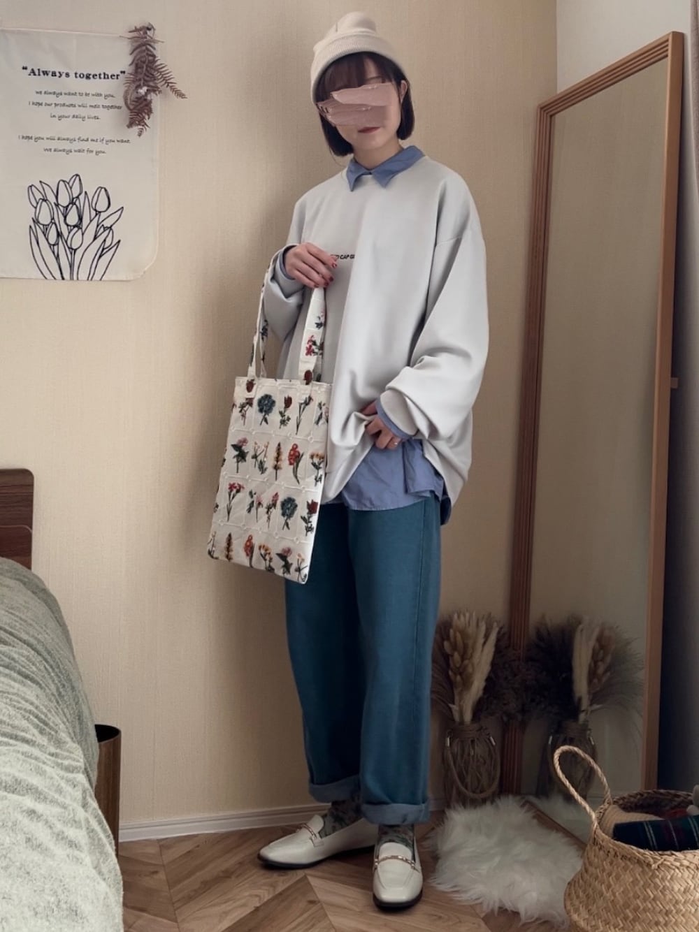 グレー系のスウェット、ブルー系のシャツ/ブラウス、ブルー系のデニムパンツを着用したレディースの冬コーディネートの1枚目の写真