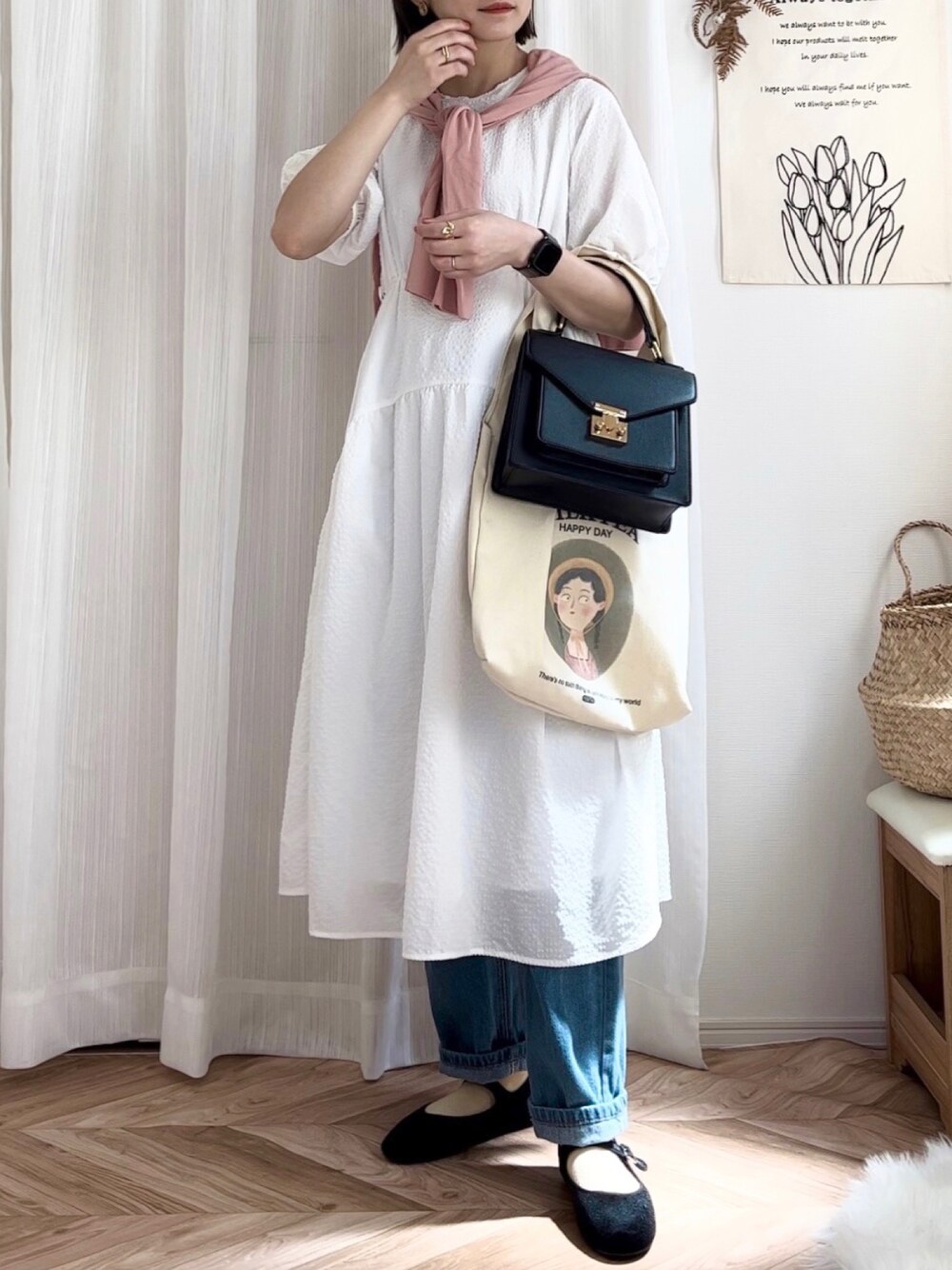 ホワイト系のワンピース、ブルー系のデニムパンツ、ブラック系のバレエシューズを着用したレディースの春コーディネートの1枚目の写真