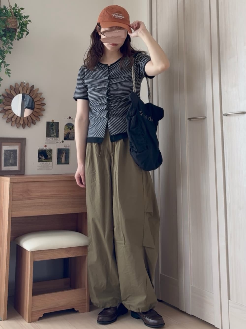 グレー系のTシャツ/カットソー、グリーン系のその他パンツ、ブラック系のトートバッグを着用したレディースの夏コーディネートの1枚目の写真