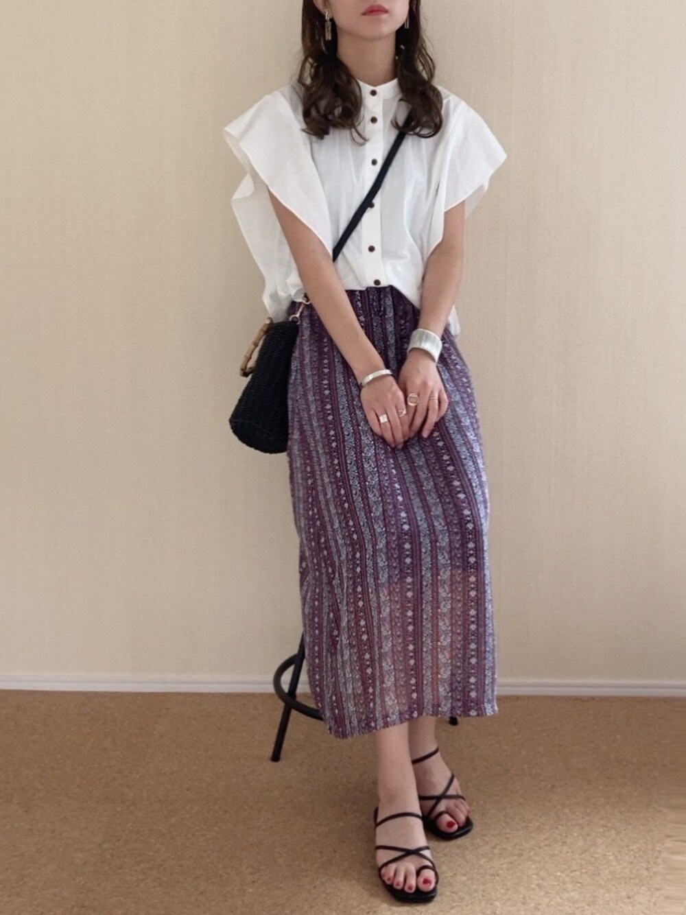 ホワイト系のシャツ/ブラウス、ブラック系のハンドバッグ、ブラック系のサンダルを着用したレディースの夏コーディネートの1枚目の写真