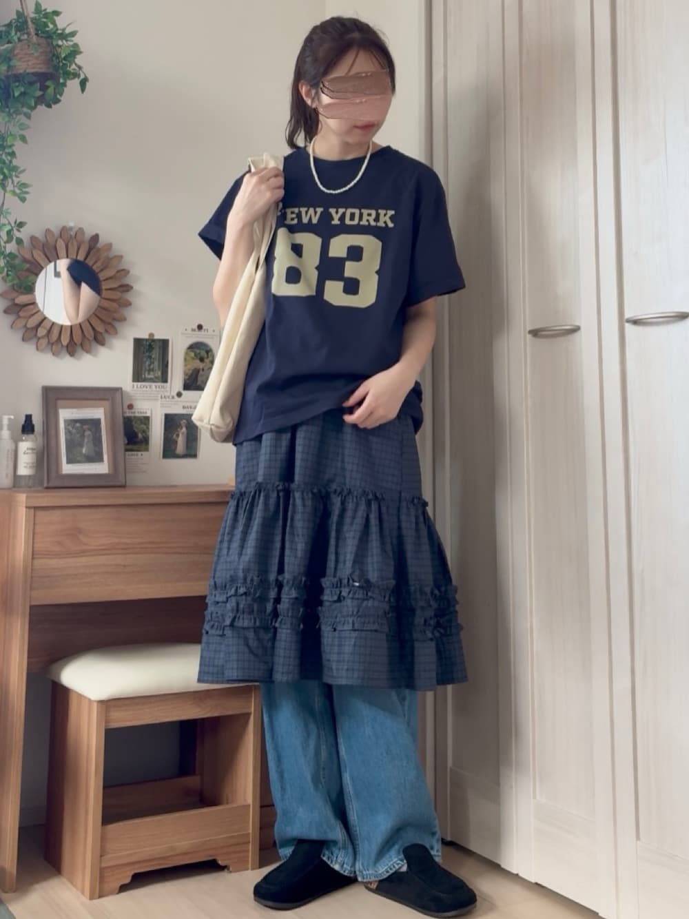 ブルー系のTシャツ/カットソー、ブラック系のスカートを着用したレディースの夏コーディネートの1枚目の写真