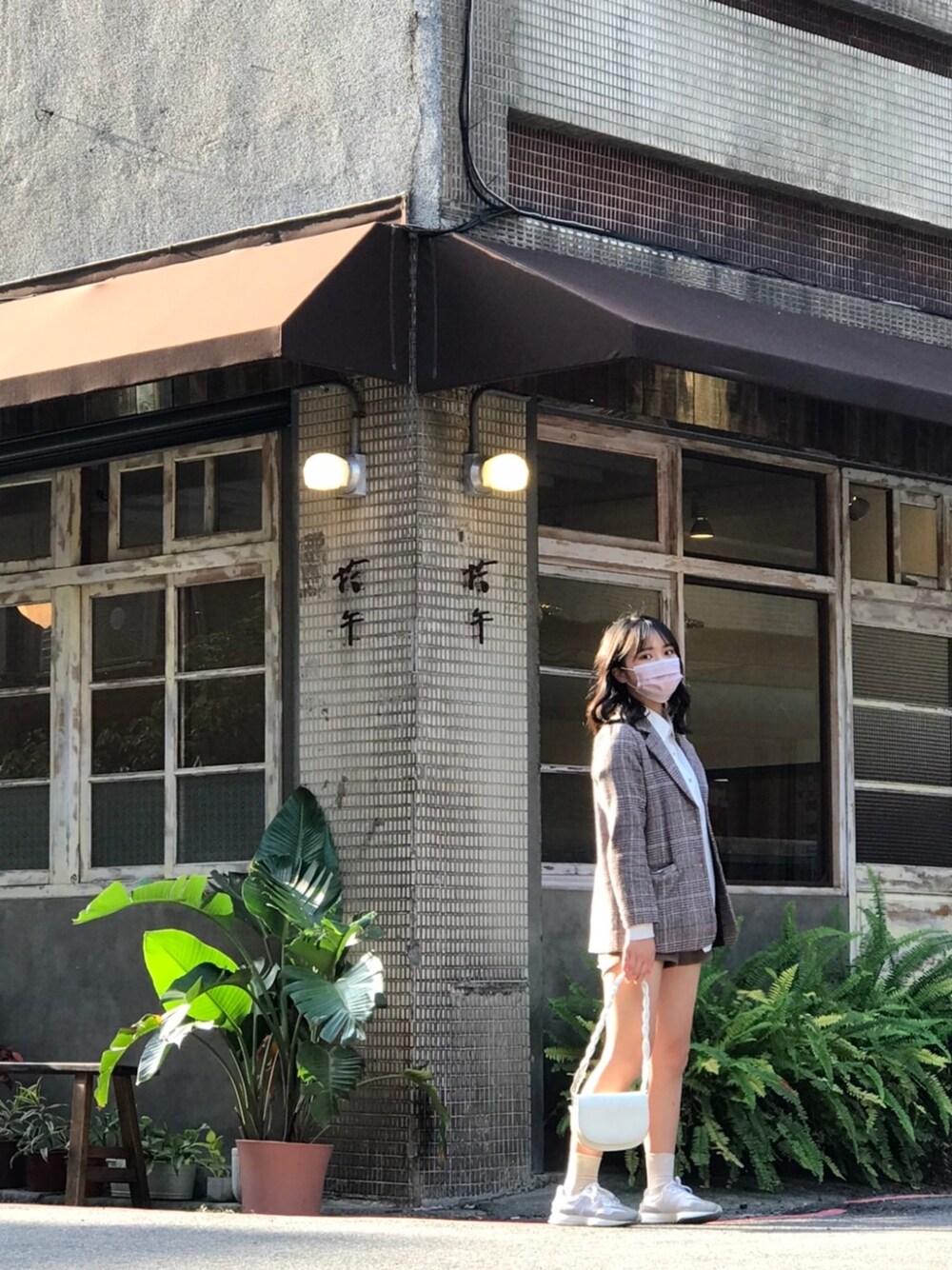 「coffee shop」｜「Lulusのアイテム（テーラードジャケット、ブラウン系）」を使った、weiさん（レディース・165cm）の春コーディネートの1枚目の写真