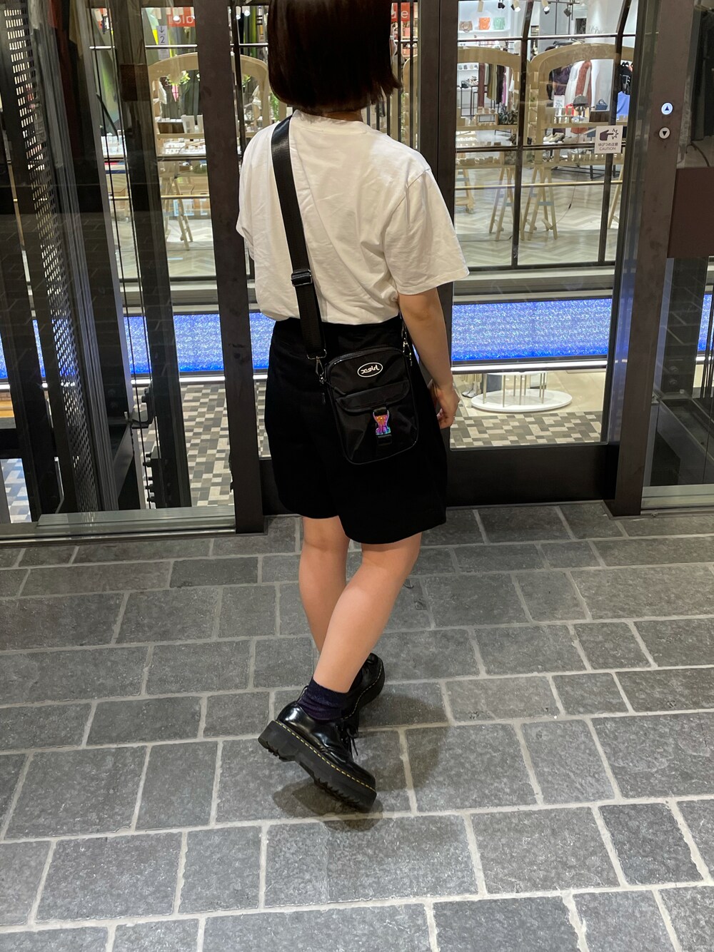 「夏コーデ、休日コーデ、シンプルコーデ、夏、パンツスタイル、大人コーデ、ゆるコーデ、低身長コーデ、Tシャツ」｜「Dr. Martensの《Dr.Martens》QUAD RETRO 1461 QUAD 3EYE SHOE ドクターマーチン クアッド レトロ １４６１ クアッド スリーホール シューズ（ローファー、ブラック系）」を使った、yyyさん（レディース・155cm）の夏コーディネートの1枚目の写真