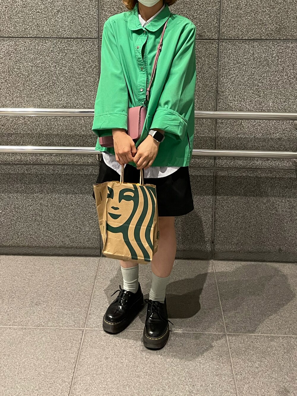 「だから秋服が好き、秋のコーデ、秋冬コーデ、休日コーデ、シンプル、パンツスタイル、ゆるコーデ、おしゃれさんと繋がりたい」｜「Dr. MartensのAIRWAIR ドクターマーチン 1461 BEX 3EYE SHOE BLACK（ブーツ、ブラック系）」を使った、yyyさん（レディース・155cm）の秋コーディネートの1枚目の写真