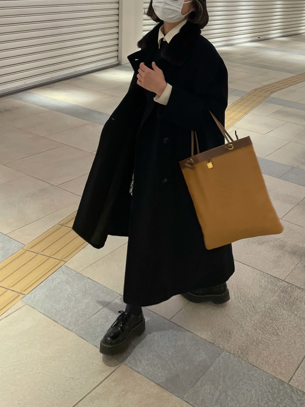 「カジュアルコーデ、シンプルコーデ、秋のコーデ、オトナカジュアル、休日コーデ、ゆるコーデ、大人女子」｜「Dr. Martensのアイテム（シューズ、ブラック系）」を使った、yyyさん（レディース・155cm）の秋コーディネートの1枚目の写真