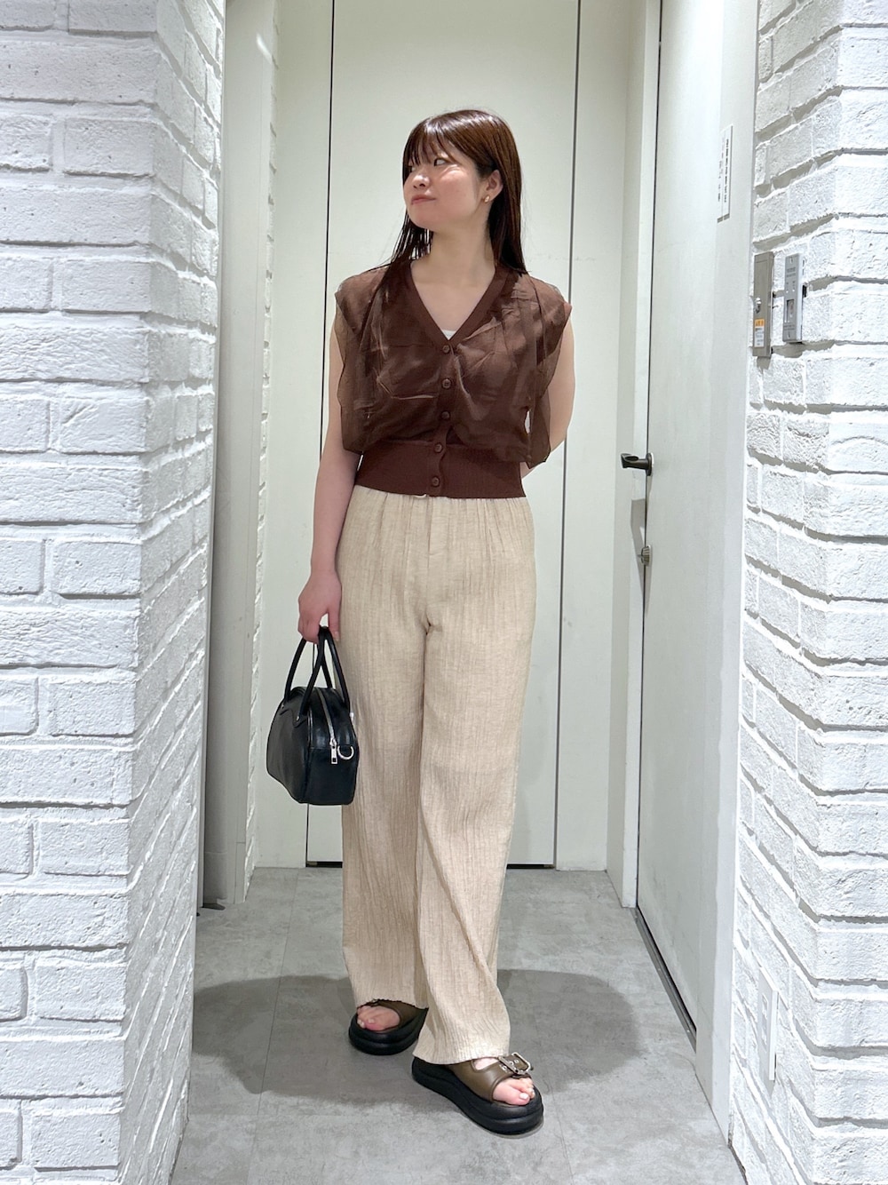 「厚底サンダル、シンプルコーデ、きれいめカジュアル、韓国ファッション、ノースリーブ、お出かけコーデ、ブラウン、楽チンコーデ、骨格ストレート、カジュアル、カジュアルコーデ、キレイめ」｜「FREE'S MARTのハーフサークルバッグ（トートバッグ、ブラック系）」を使った、rikoさん（骨格ストレート・レディース・157cm）の夏コーディネートの1枚目の写真