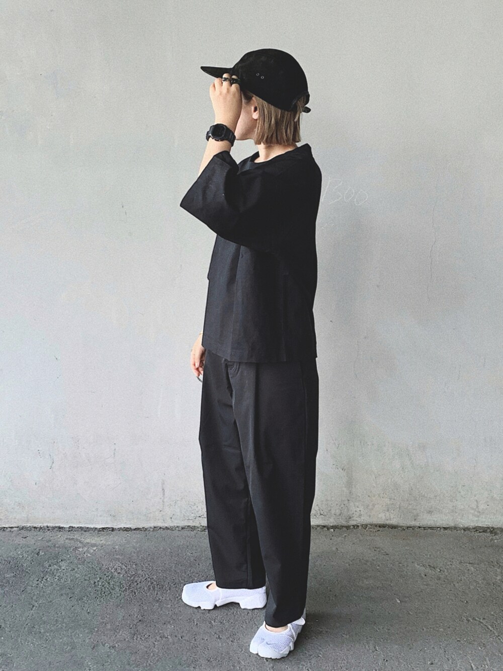 ホワイト系のサンダル、ブラック系のTシャツ/カットソー、ブラック系のチノパンツを着用したレディースの夏コーディネートの1枚目の写真