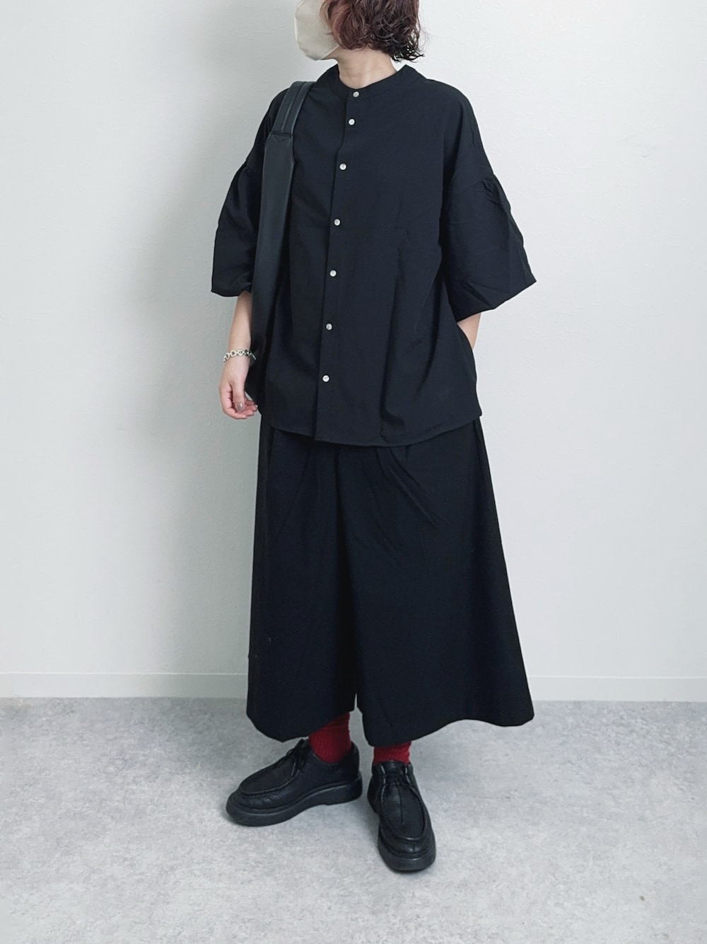 「秋コーデ、シャツスタイル、モノトーンコーデ、パンツスタイル、秋服、お出かけコーデ、秋っぽコーデ更新中」｜「無印良品の婦人　ストレッチ起毛クロップドパンツ（その他パンツ、ブラック系）」を使った、まりんさん（レディース・156cm）の秋コーディネートの1枚目の写真
