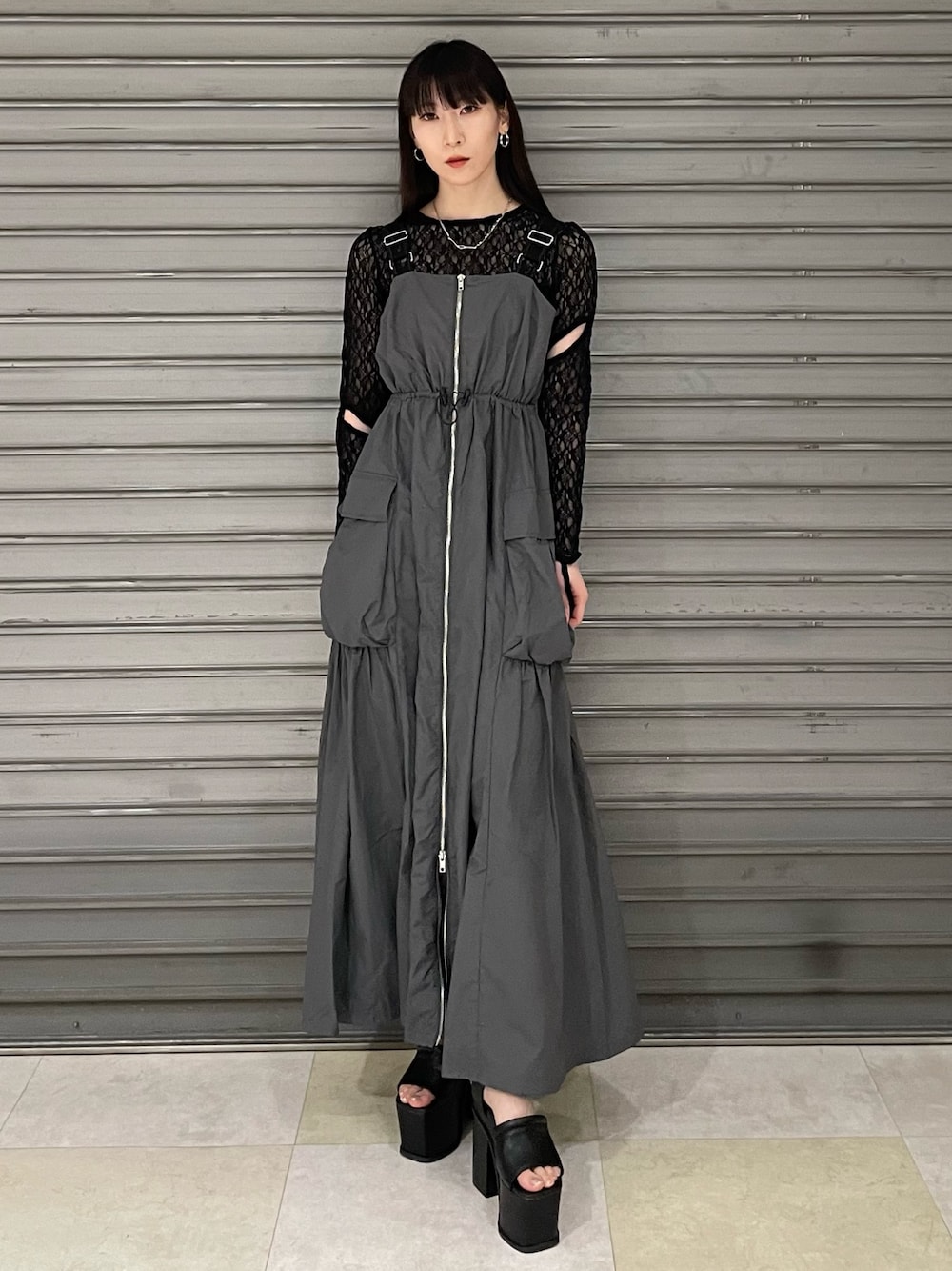 「春コーデ、大人可愛い、春服、おでかけコーデ、カジュアルコーデ、春、きれいめカジュアル、ワントーンコーデ、モード、EMODA、ワンピース、モノトーン」｜「EMODAのHOOK MOTIF NC（ネックレス、シルバー系）」を使った、後藤茉子さん（レディース・158cm）の春コーディネートの1枚目の写真