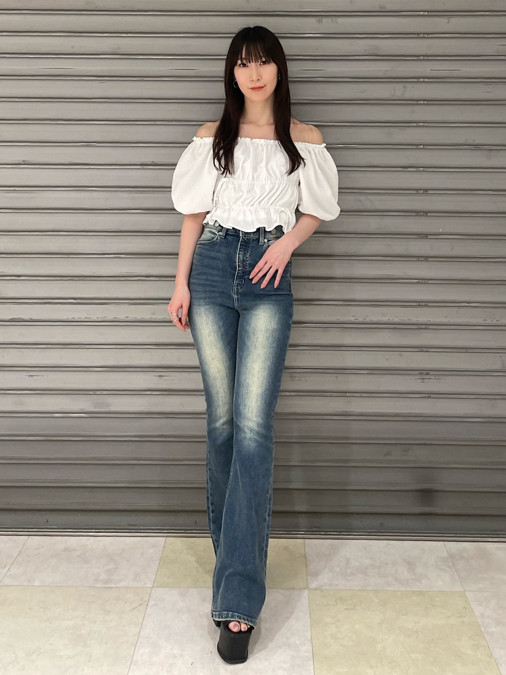 ホワイト系のTシャツ/カットソー、ブルー系のサロペット/オーバーオール、ブラック系のサンダルを着用したレディースの春コーディネートの1枚目の写真