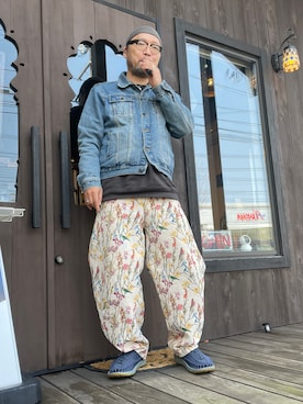 「アジアン雑貨のアイテム（パンツ、ホワイト系）」を使った、Shigeさん（メンズ・176cm）の春コーディネート