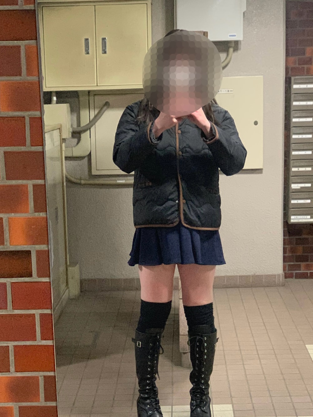 「冬服コーデ、ミニスカート、ブーツ、女装、ダウンジャケット」｜「KOEISTOREのアイテム（スカート、ブルー系）」を使った、マイノグーラさん（メンズ・170cm）の冬コーディネートの1枚目の写真
