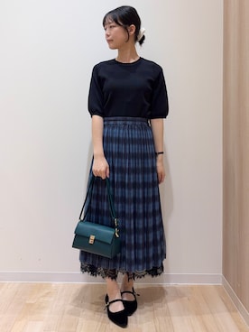 「grove（グローブ）の【シリーズ累計36万枚/UVカット・ひんやり・洗濯機OK】やわらかドライタッチ 五分袖クルーネックニット（ニット/セーター、ブラック系）」を使った、Ayaneさん（レディース・156cm）の秋コーディネート