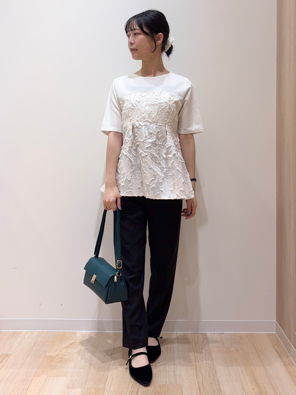ホワイト系のTシャツ/カットソー、ブラック系のその他パンツ、グリーン系のショルダーバッグを着用したレディースの秋コーディネートの1枚目の写真