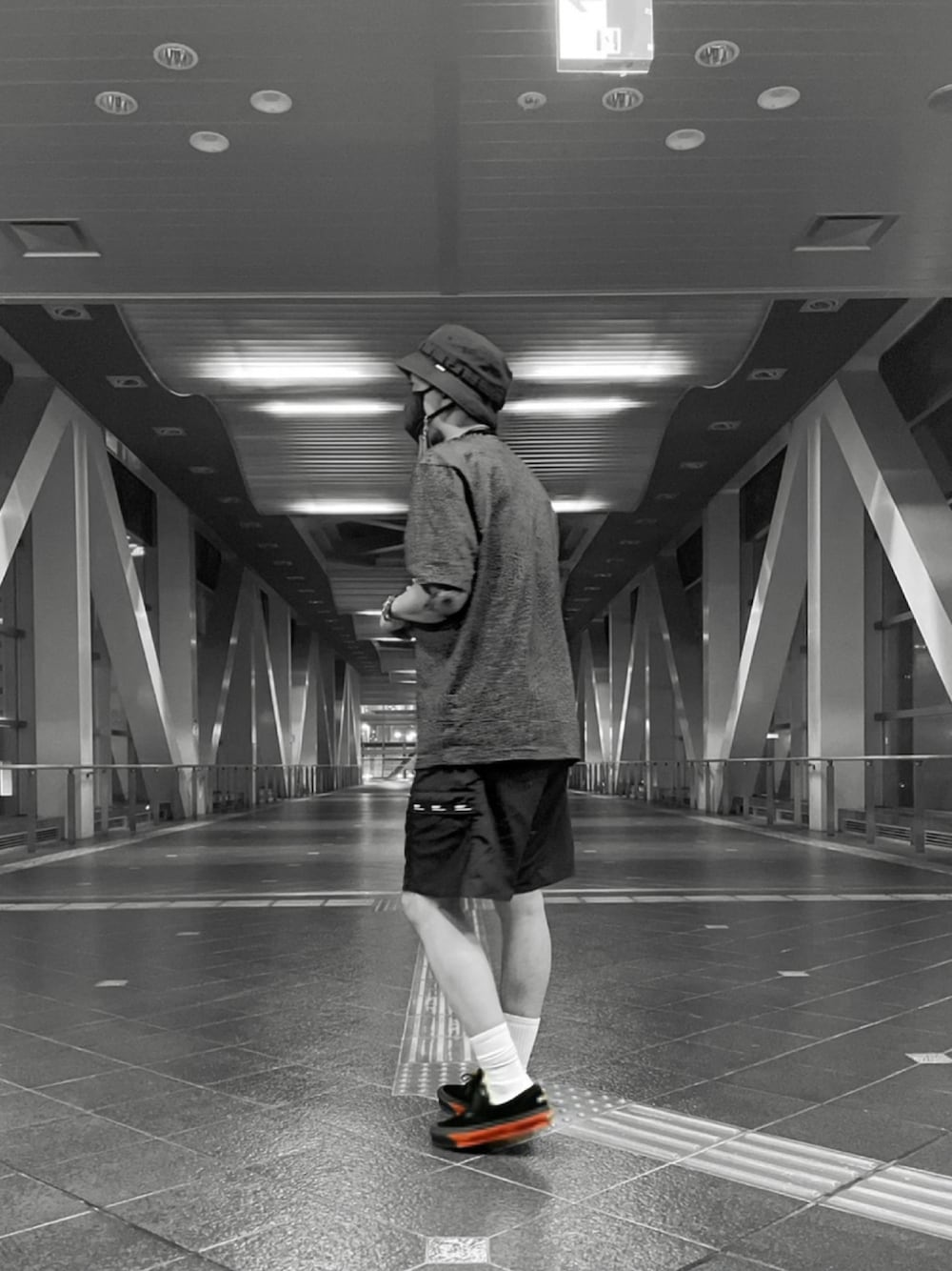 「バケットハット、マスクコード、ショートパンツ、モノトーン、ボーダー、wtaps、ennoy、NODZOKU、VANS、NEW ERA、きれいめカジュアル、ストリート」｜「WTAPSのBUCKET / HAT / COTTON. RIPSTOP（ハット、ブラック系）」を使った、®️oomさん（メンズ・171cm）の夏コーディネートの1枚目の写真