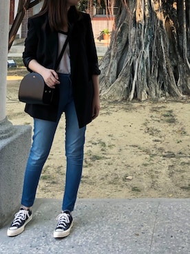 Corsica is wearing A.P.C. "【A.P.C】ハーフムーンショルダー DEMI LUNE PXADM F61048"