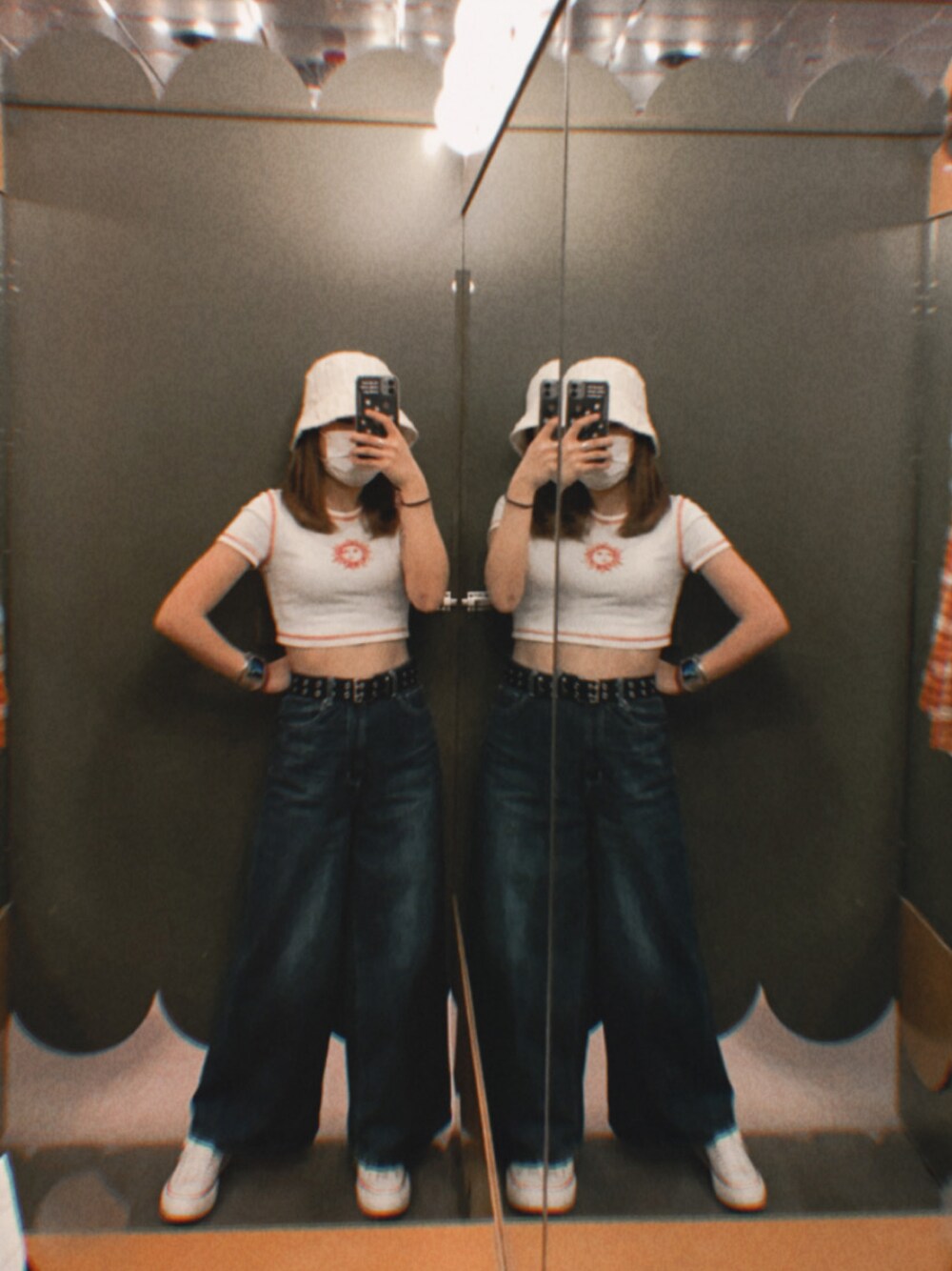 「H&Mのアイテム（Tシャツ/カットソー、ホワイト系）」を使った、𝚜𝚊𝚖𝚖𝚒𝚕𝚎𝚞𝚗𝚐さん（レディース・155cm）の秋コーディネートの1枚目の写真