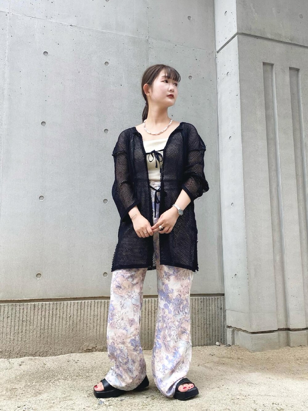 ブラック系のTシャツ/カットソー、ホワイト系のキャミソール、ブルー系のその他パンツを着用したレディースの夏コーディネートの1枚目の写真