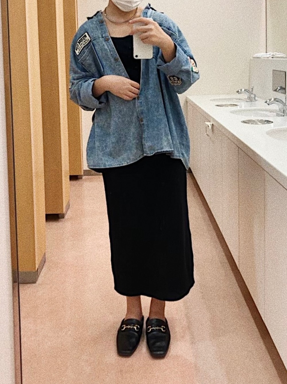 「カジュアル、大人カジュアル、ゆるコーデ、古着、GU、GRL、低身長、タイトスカート」｜「GRLのアイテム（Tシャツ/カットソー、ブラック系）」を使った、おまなさん（レディース・153cm）の冬コーディネートの1枚目の写真