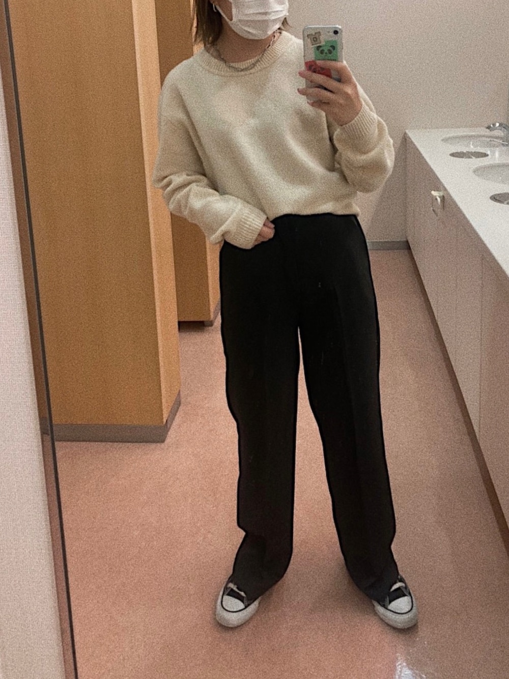 「パンツスタイル、モノトーンコーデ、大人カジュアル、スニーカーコーデ、UNIQLO、低身長、ゆるコーデ、カジュアル、コンバース」｜「UNIQLOのプレミアムラムクルーネックセーター（長袖）（ニット/セーター、ホワイト系）」を使った、おまなさん（レディース・153cm）の冬コーディネートの1枚目の写真