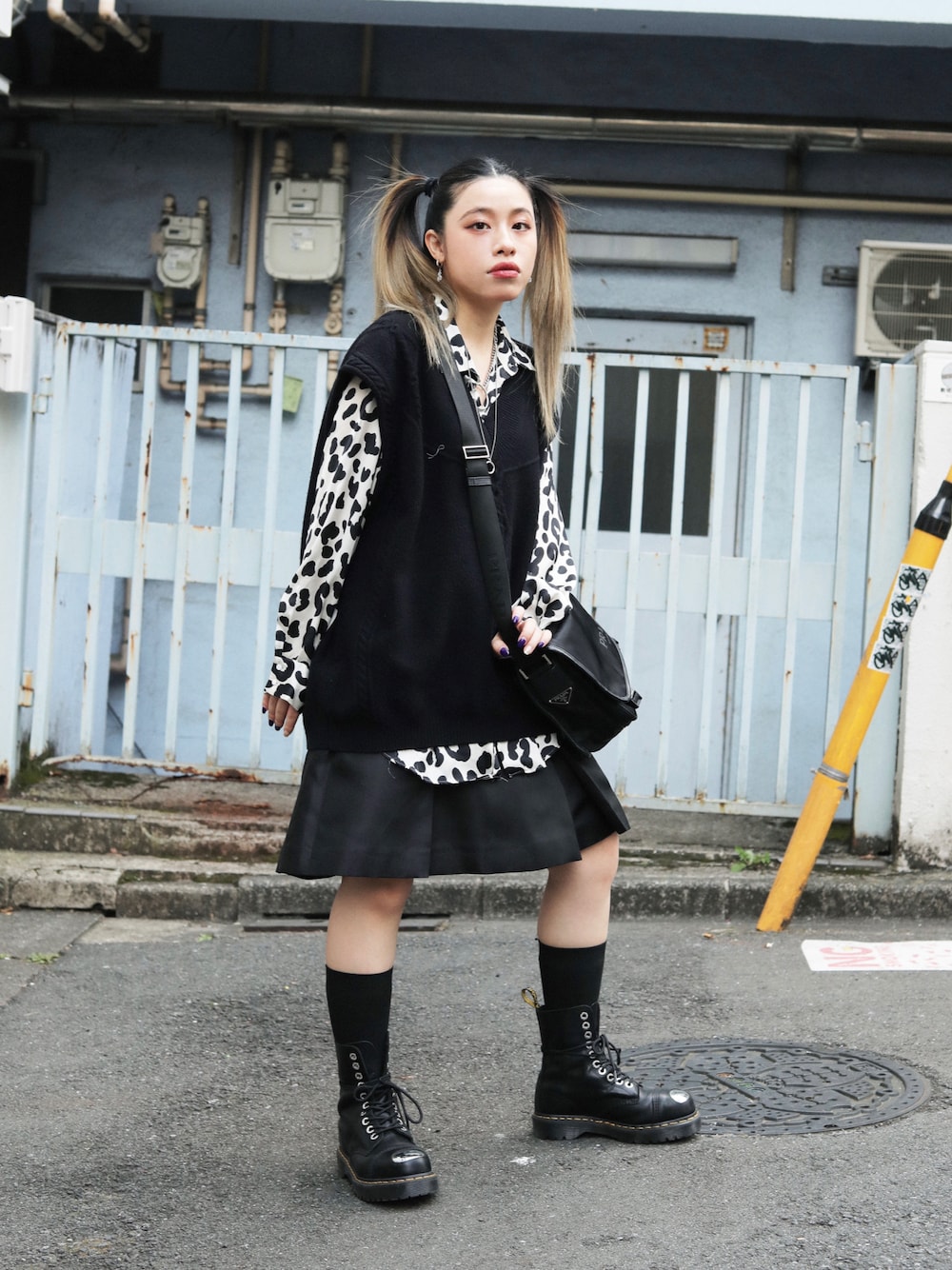 PRADA 黒とグレー ストライプ タイトスカート PRADA 黒とグレー ストライプ タイトスカート