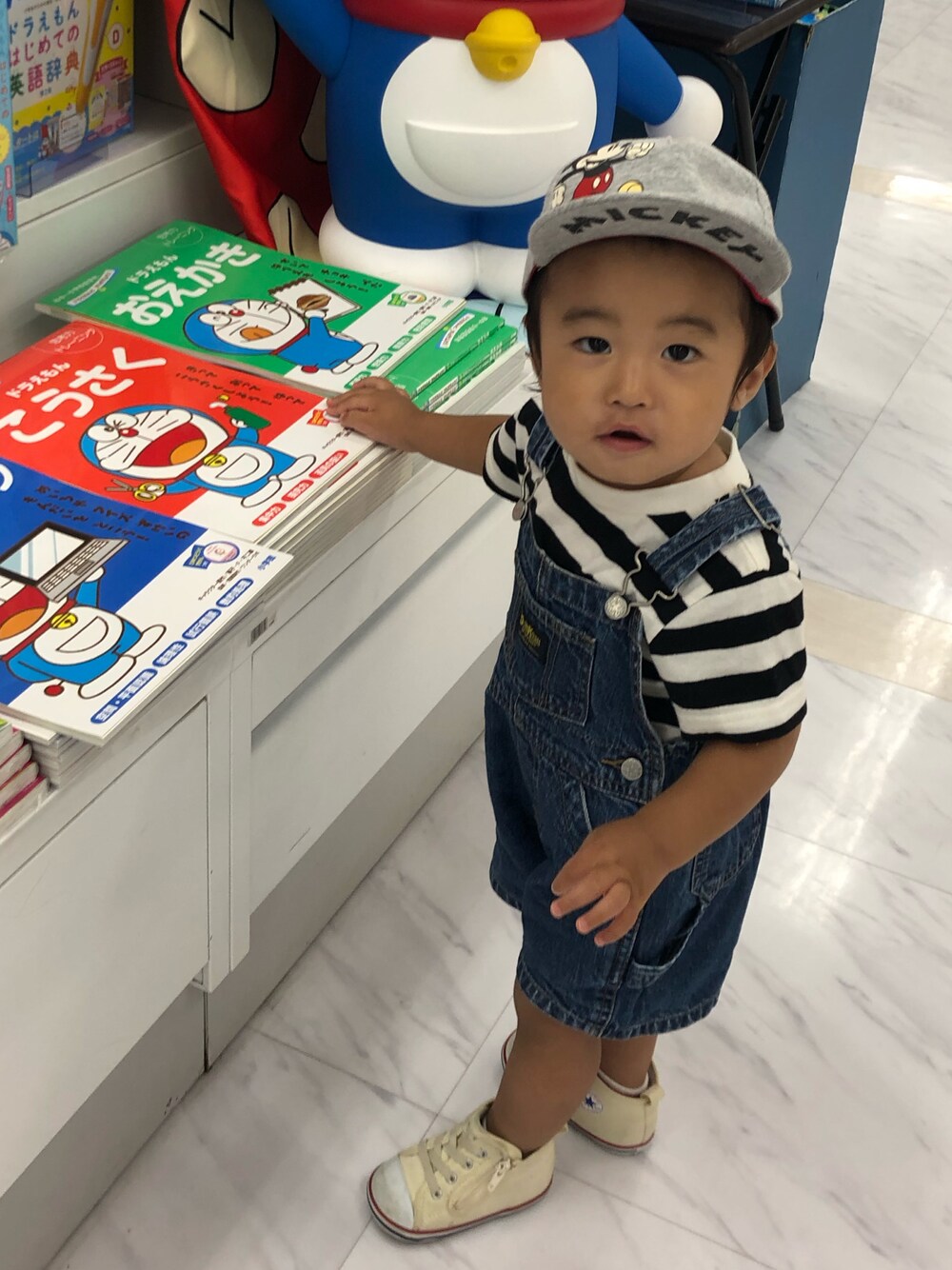 「赤ちゃんコーデ、カジュアルコーデ、西松屋、おとこのこ、キッズビンテージ、オーバーオール」｜「OSHKOSHのアイテム（サロペット/オーバーオール、ブルー系）」を使った、ENiSHiさん（キッズ・70cm）の秋コーディネートの1枚目の写真