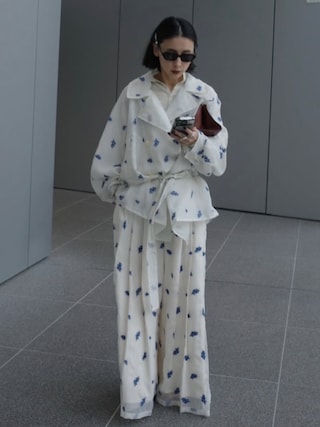 「Ameri（アメリ）のDOT FLOWER VEIL TRENCH（トレンチコート）」を使った、黒石奈央子さん（レディース・153cm）の春コーディネート