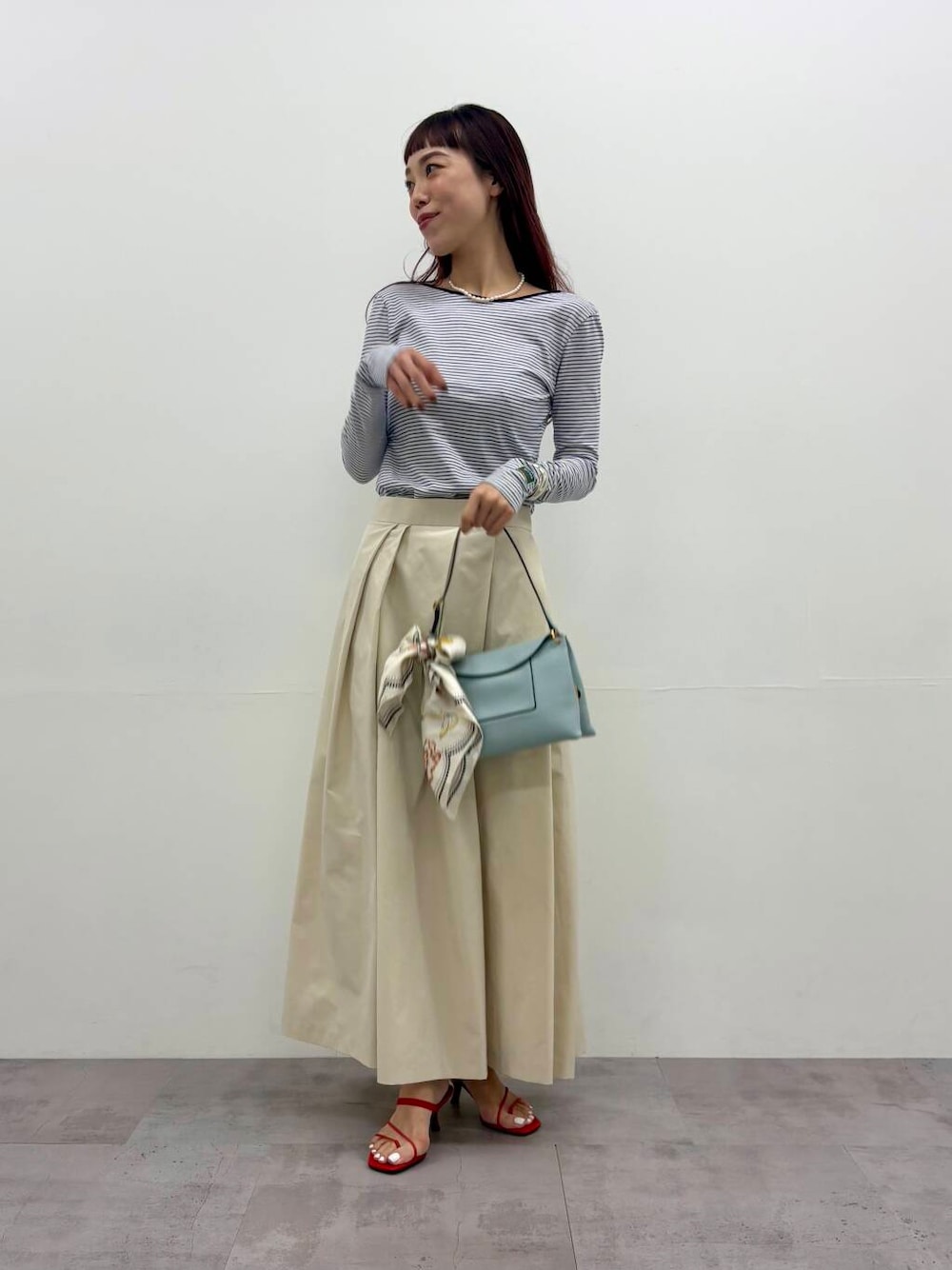 「大人カジュアル、カジュアル、きれいめカジュアル、ロンT、ボーダー、なりたい今日になれる服、春コーデ、ROSSO、urbanresearchrosso、バックオープン、トレンドコーデ、アーバンリサーチロッソ、ur_rosso、骨格ウェーブ、30代前半」｜「URBAN RESEARCH ROSSO WOMENのGREEN BUTTER　Two-way Stripe Patch T-shirts（Tシャツ/カットソー、ブルー系）」を使った、ayaka kawaharadaさん（レディース・164cm）の冬コーディネートの1枚目の写真