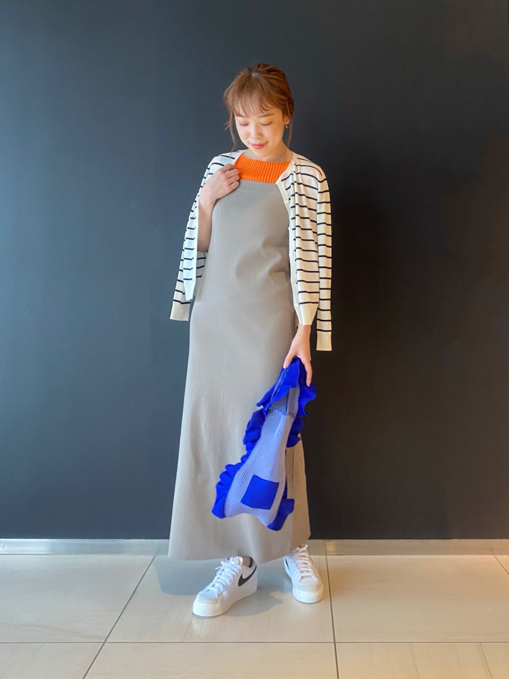 「URBAN RESEARCH、URBAN RESEARCH ROSSO、summer、夏コーデ、スニーカー、ニットワンピース、差し色、カーディガン、カーディガン肩かけ、ボーダー、カジュアル、カジュアルコーデ、おでかけ、sporty、ビタミンカラー」｜「URBAN RESEARCH ROSSO WOMENのアイテム（ワンピース/ドレス、ベージュ系）」を使った、ayaka kawaharadaさん（レディース・164cm）の夏コーディネートの1枚目の写真