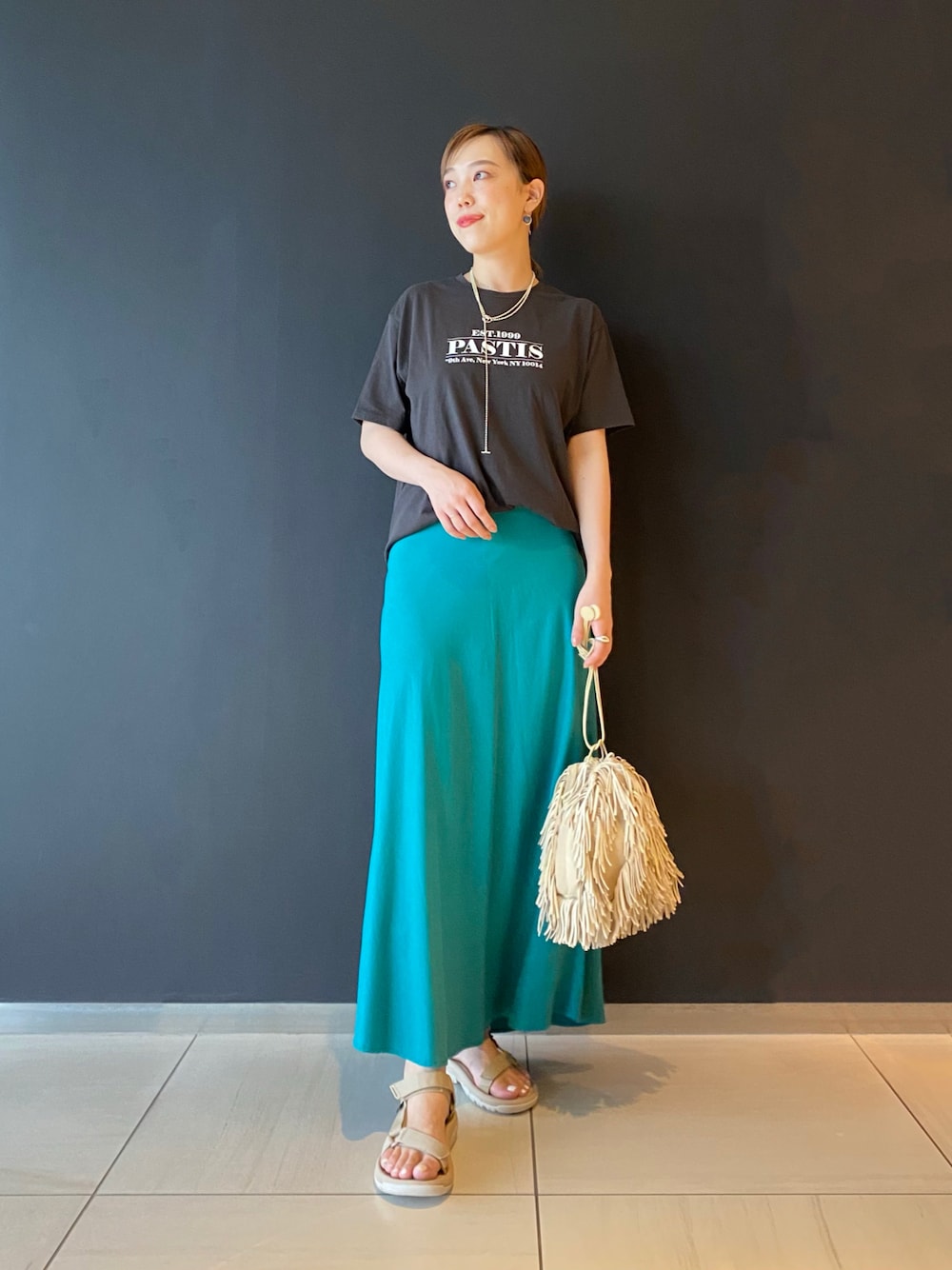 「summer、girl、sporty、URBAN RESEARCH ROSSO、ROSSO、オトナカジュアル、カジュアル、Tシャツ、ロゴT、リネン、リネンスカート、teva、スポサン、ロングスカート、カラーコーデ」｜「MARY AL TERNAの【MARY AL TERNA/メアリ オル ターナ】SWAY BAG：バッグ（ショルダーバッグ、ベージュ系）」を使った、ayaka kawaharadaさん（レディース・164cm）の夏コーディネートの1枚目の写真