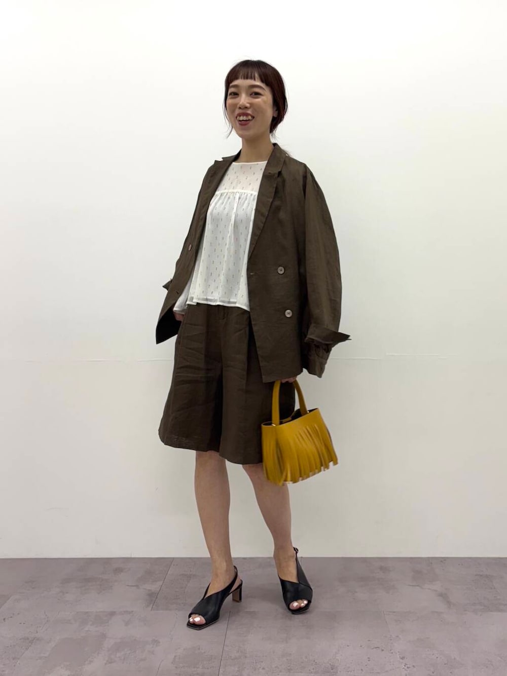 「大人カジュアル、ジャケット、セットアップ、カジュアル、アウター、ブラウス、シアー、春コーデ、春アウター、newarrival、ハーフパンツ、ROSSO、urbanresearchrosso、骨格ウェーブ、ラミー」｜「URBAN RESEARCH ROSSO WOMENのカットジャガードフリルブラウス（シャツ/ブラウス、ホワイト系）」を使った、ayaka kawaharadaさん（レディース・164cm）の冬コーディネートの1枚目の写真