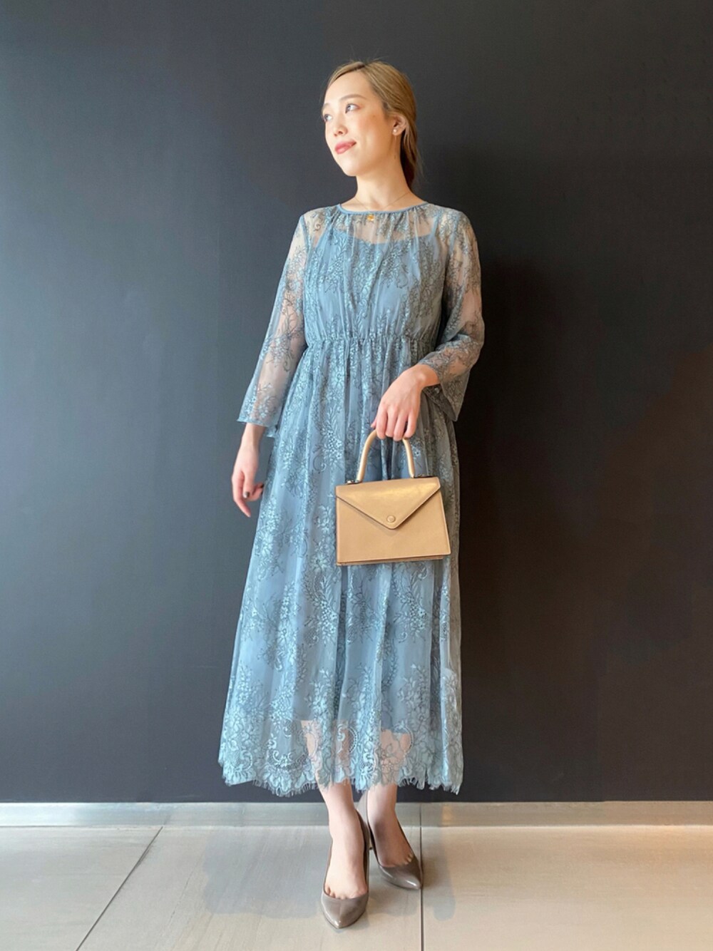 「URBAN RESEARCH ROSSO、ROSSO、オケージョン、ドレスシューズ、ドレス、結婚式、結婚式二次会スタイル、結婚式 ワンピース、ワンピース、レース、刺繍ワンピース、キレイめ、フェミニン、お呼ばれスタイル」｜「URBAN RESEARCH ROSSO WOMENの配色レースミディドレス（ドレス、ブルー系）」を使った、ayaka kawaharadaさん（レディース・164cm）の夏コーディネートの1枚目の写真