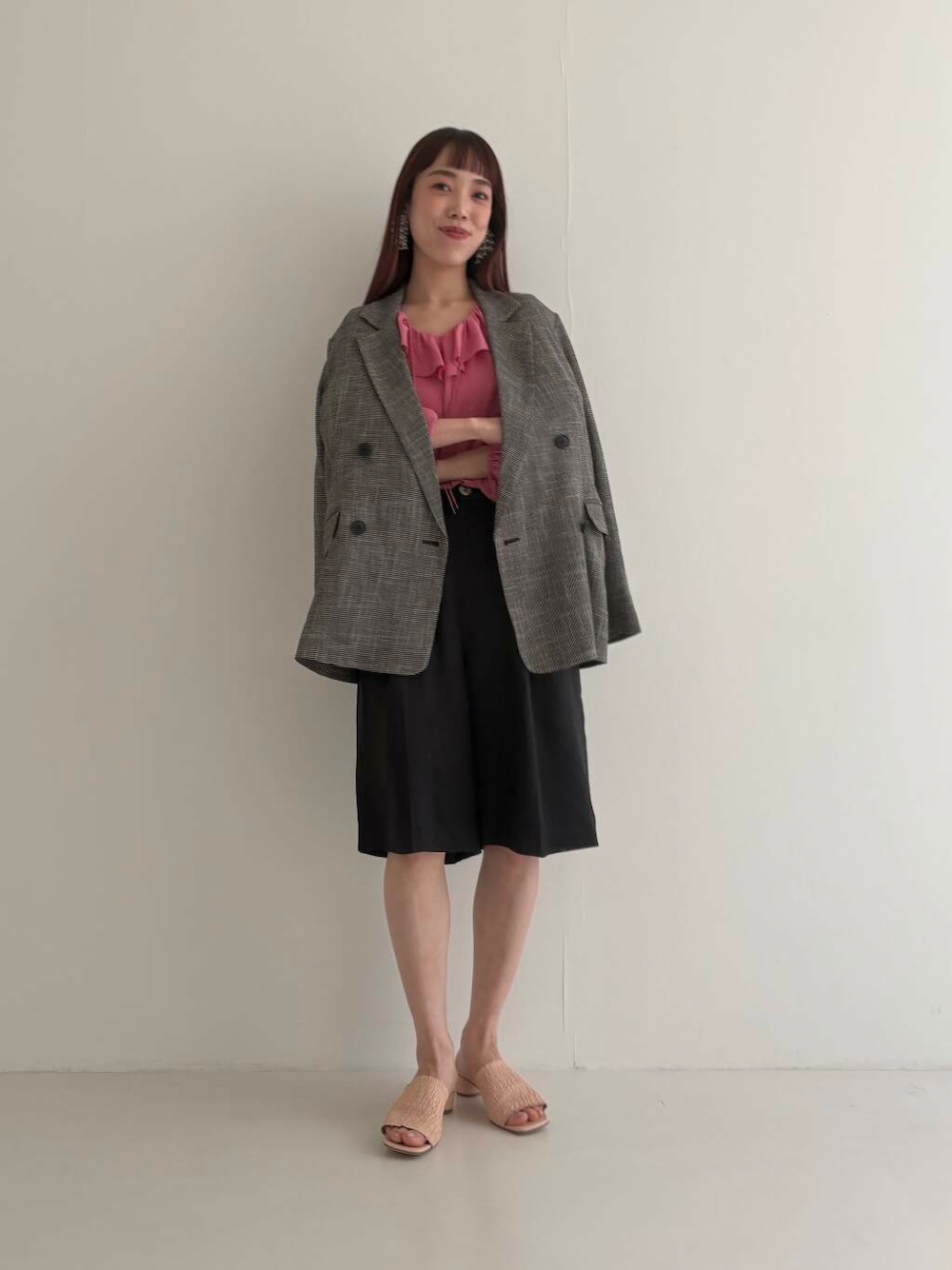「大人カジュアル、ジャケット、カジュアル、アウター、きれいめカジュアル、ブラウス、シアー、春コーデ、春アウター、newarrival、ハーフパンツ、ROSSO、urbanresearchrosso、オンオフ兼用、骨格ウェーブ」｜「URBAN RESEARCH ROSSO WOMENのカラミダブルジャケット（その他アウター、ブラック系）」を使った、ayaka kawaharadaさん（レディース・164cm）の冬コーディネートの1枚目の写真