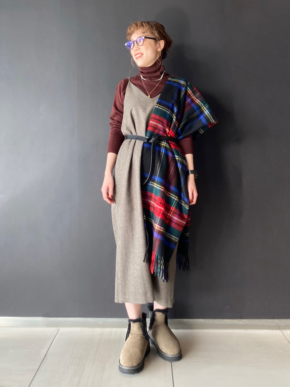 「URBAN RESEARCH ROSSO、アーバンリサーチロッソ、ROSSO、オトナカジュアル、カジュアル、トレンドコーデ、トレンド、キャミワンピース、冬服、ジョンストンズ、レイヤードスタイル、タートルネック、ブラウン、ブーツ」｜「URBAN RESEARCH ROSSOの【一部WEB限定カラー】ホールデザインタートルニット（ニット/セーター、ブラウン系）」を使った、ayaka kawaharadaさん（レディース・164cm）の冬コーディネートの1枚目の写真