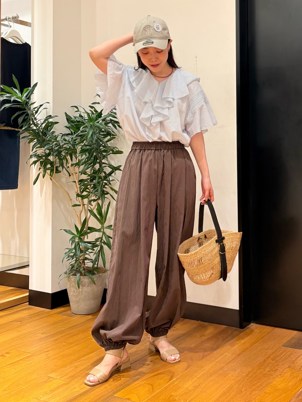 ブルー系のシャツ/ブラウス、ブラウン系のその他パンツ、ベージュ系のサンダルを着用したレディースの夏コーディネートの1枚目の写真