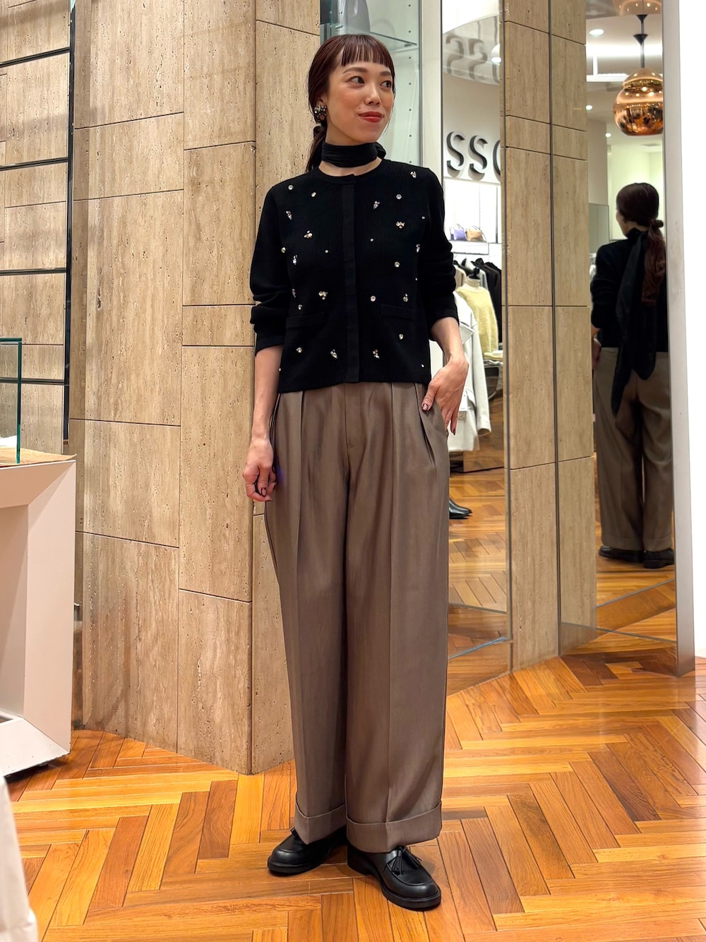 ブラック系のカーディガン/ボレロ、ブラウン系のその他パンツ、ブラック系のローファーを着用したレディースの秋コーディネートの1枚目の写真