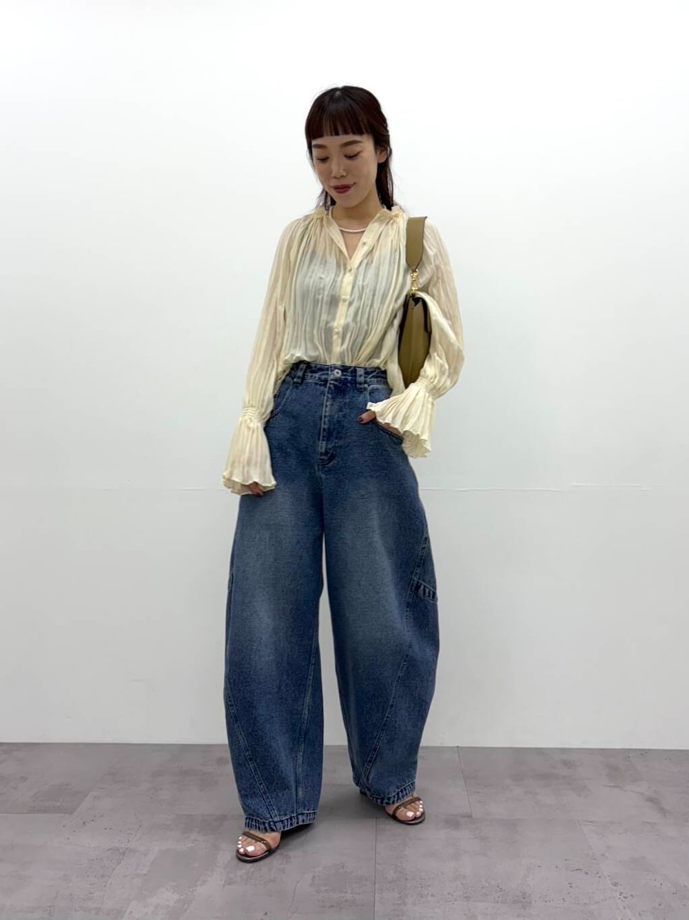 「大人カジュアル、デニム、カジュアル、きれいめカジュアル、ブラウス、なりたい今日になれる服、春コーデ、ROSSO、プリーツ、コクーンパンツ、urbanresearchrosso、トレンドコーデ、アーバンリサーチロッソ、ur_rosso、骨格ウェーブ」｜「URBAN RESEARCH ROSSO WOMENのコクーンフォルムデニムパンツ（デニムパンツ、ブルー系）」を使った、ayaka kawaharadaさん（レディース・164cm）の冬コーディネートの1枚目の写真