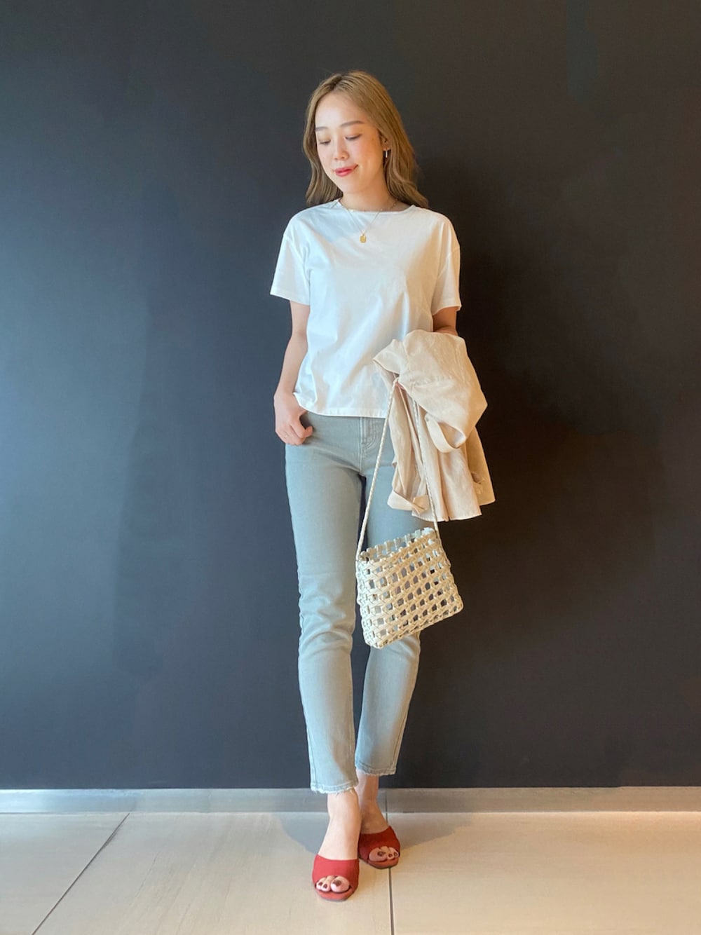 「URBAN RESEARCH ROSSO、アーバンリサーチロッソ、ROSSO、カジュアル、デニム、白Tシャツ、ラフ、summer、beach、スキニーデニム」｜「URBAN RESEARCH ROSSOの【一部WEB限定カラー】SUVINコットンクルーネックTシャツ（Tシャツ/カットソー、ホワイト系）」を使った、ayaka kawaharadaさん（レディース・164cm）の夏コーディネートの1枚目の写真