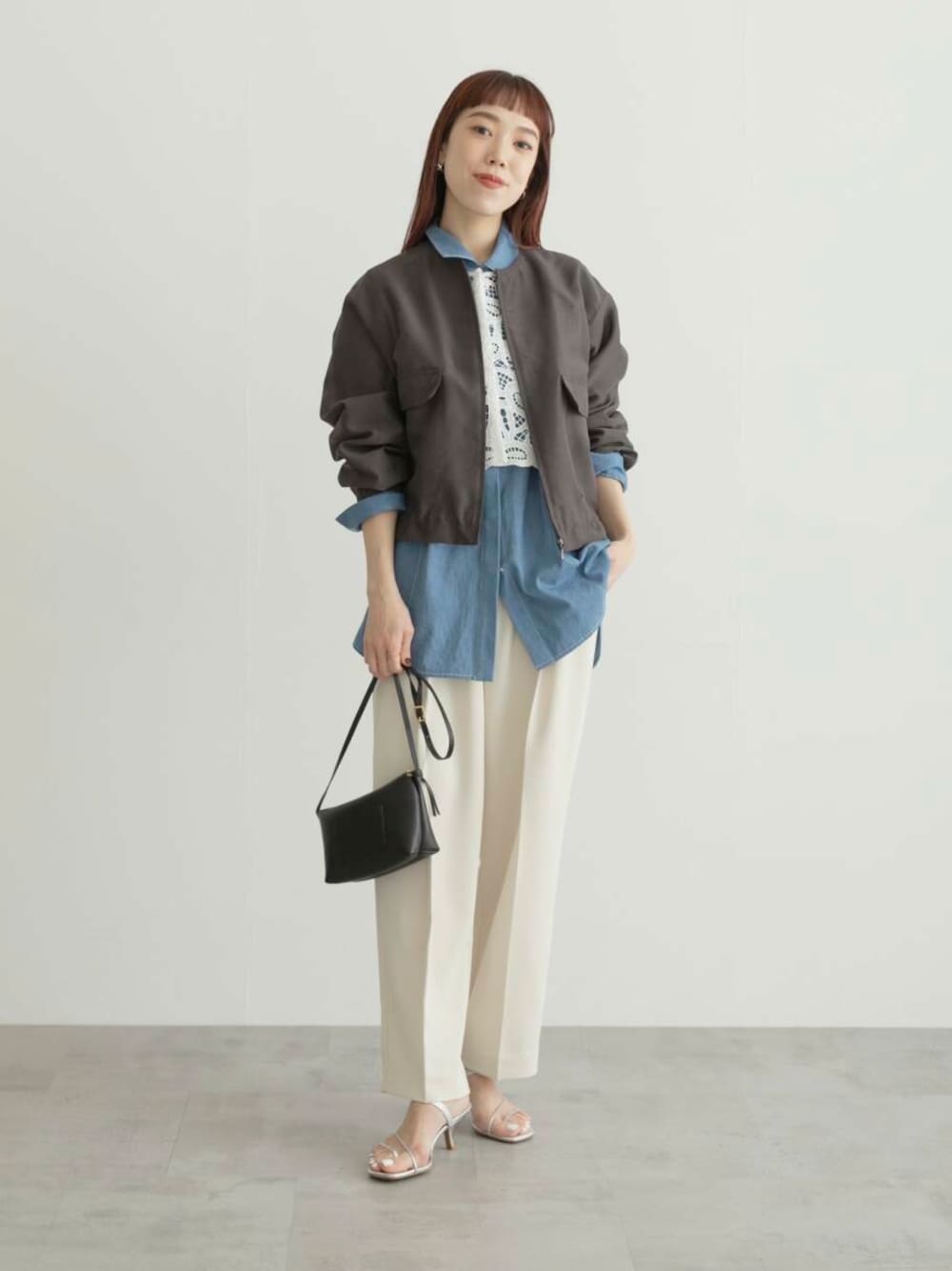 「大人カジュアル、ワイドパンツ、カジュアル、アウター、きれいめカジュアル、レイヤード、ブルゾン、ショート丈、シアー、春コーデ、春アウター、スポーティー、newarrival、トレンド、ROSSO」｜「URBAN RESEARCH ROSSO WOMENのステッチデザインデニムシャツ（シャツ/ブラウス、ブルー系）」を使った、ayaka kawaharadaさん（レディース・164cm）の冬コーディネートの1枚目の写真