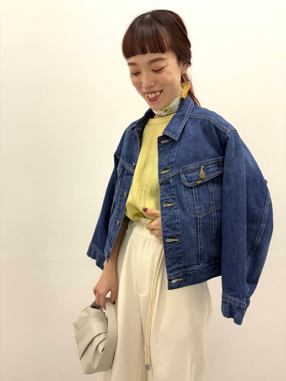 「lee、大人カジュアル、デニム、カジュアル、別注、きれいめカジュアル、なりたい今日になれる服、春コーデ、春アウター、ROSSO、Gジャン、デニムジャケット、urbanresearchrosso、トレンドコーデ、アーバンリサーチロッソ」｜「Leeの『別注』Lee101×ROSSO　SHORT JACKET（デニムジャケット、ブルー系）」を使った、ayaka kawaharadaさん（レディース・164cm）の冬コーディネートの1枚目の写真