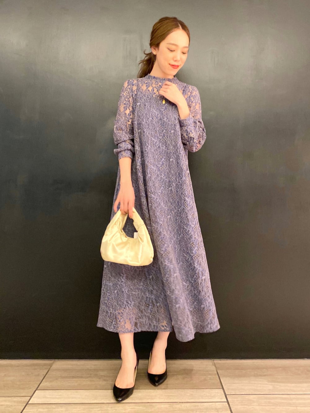 「ワンピース、レース、きれいめコーディネート、フォーマル、結婚式、Aライン、ドレス、二次会、ロングワンピース、結婚式二次会スタイル、レースワンピース、お呼ばれスタイル、アーバンリサーチロッソ、URBAN RESEARCH ROSSO、URBANRESEARCHROSSO」｜「kaeneのオールレースAラインワンピース（ワンピース、パープル系）」を使った、ayaka kawaharadaさん（レディース・164cm）の秋コーディネートの1枚目の写真