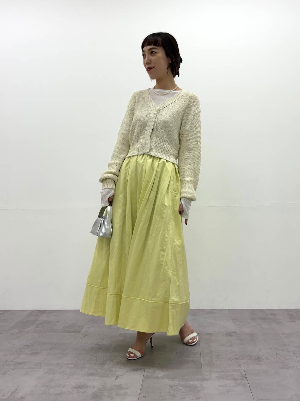 「カーディガン、大人カジュアル、フレアスカート、きれいめカジュアル、ショート丈、シアー、春コーデ、newarrival、ROSSO、urbanresearchrosso、ショートカーディガン、オンオフ兼用、骨格ウェーブ、30代前半、イエベ秋」｜「URBAN RESEARCH ROSSO WOMENのラメミックスショートカーディガン（カーディガン/ボレロ、ホワイト系）」を使った、ayaka kawaharadaさん（レディース・164cm）の冬コーディネートの1枚目の写真