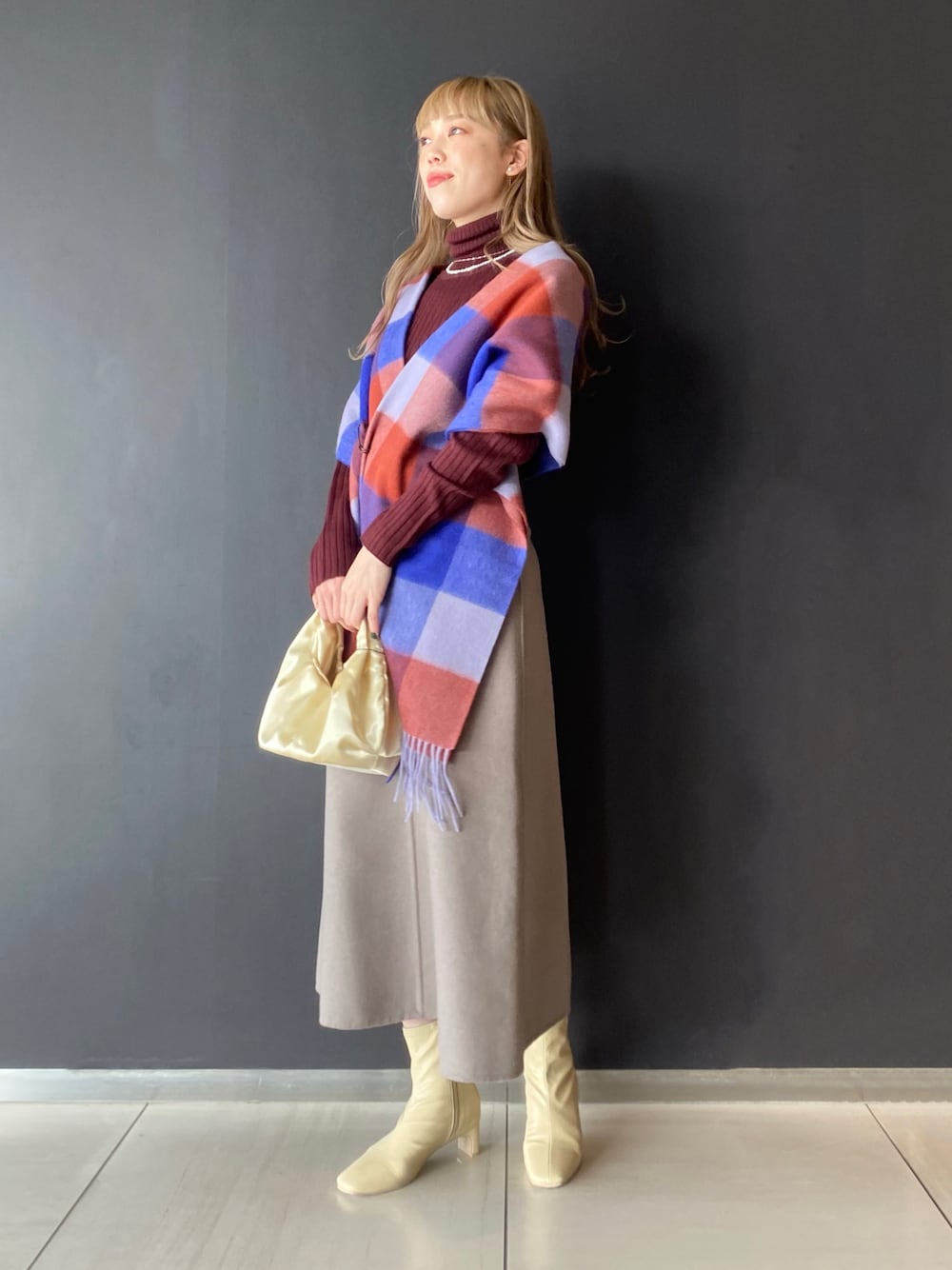 「大人カジュアル、きれいめカジュアル、オトナ女子、デート、ブラウンコーデ、ストール、tweedmill、URBAN RESEARCH、URBAN RESEARCH ROSSO、ROSSO、フレアスカート、リバーシブル、モテ、チェック柄、girl」｜「URBAN RESEARCHのサテンミニバッグ（ハンドバッグ、イエロー系）」を使った、ayaka kawaharadaさん（レディース・164cm）の冬コーディネートの1枚目の写真