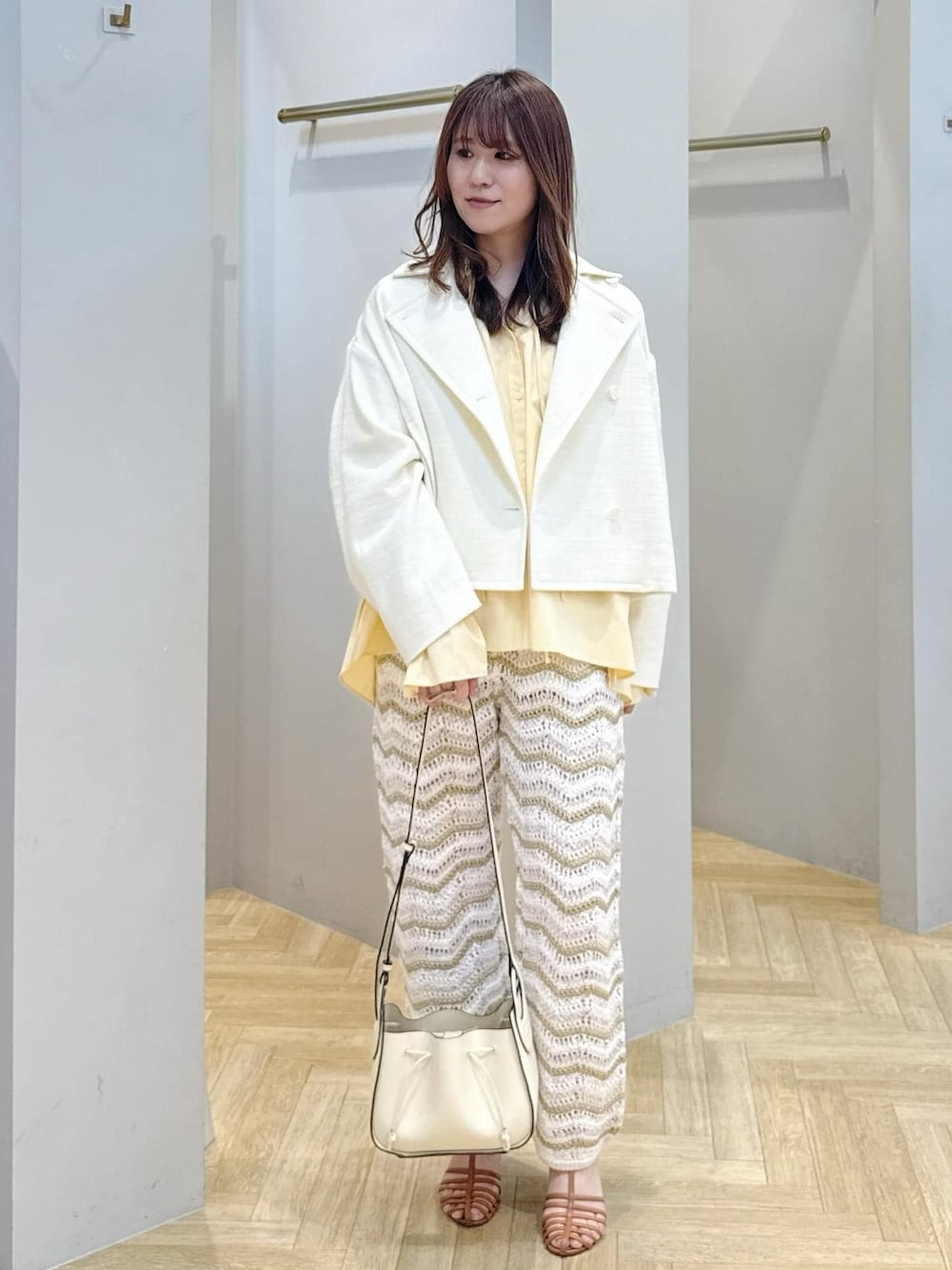 「春アウター、MANTECO、マンテコ社、春コーデ、旅行コーデ、ROPÉ、ストレート、イエベ春、混合、トップス、シャツ/ブラウス、ジャケット/アウター、トレンチコート、バッグ、ショルダーバッグ」｜「ROPE'のナローTストラップサンダル（サンダル、ブラウン系）」を使った、スタッフさん（レディース・162cm）の春コーディネートの1枚目の写真