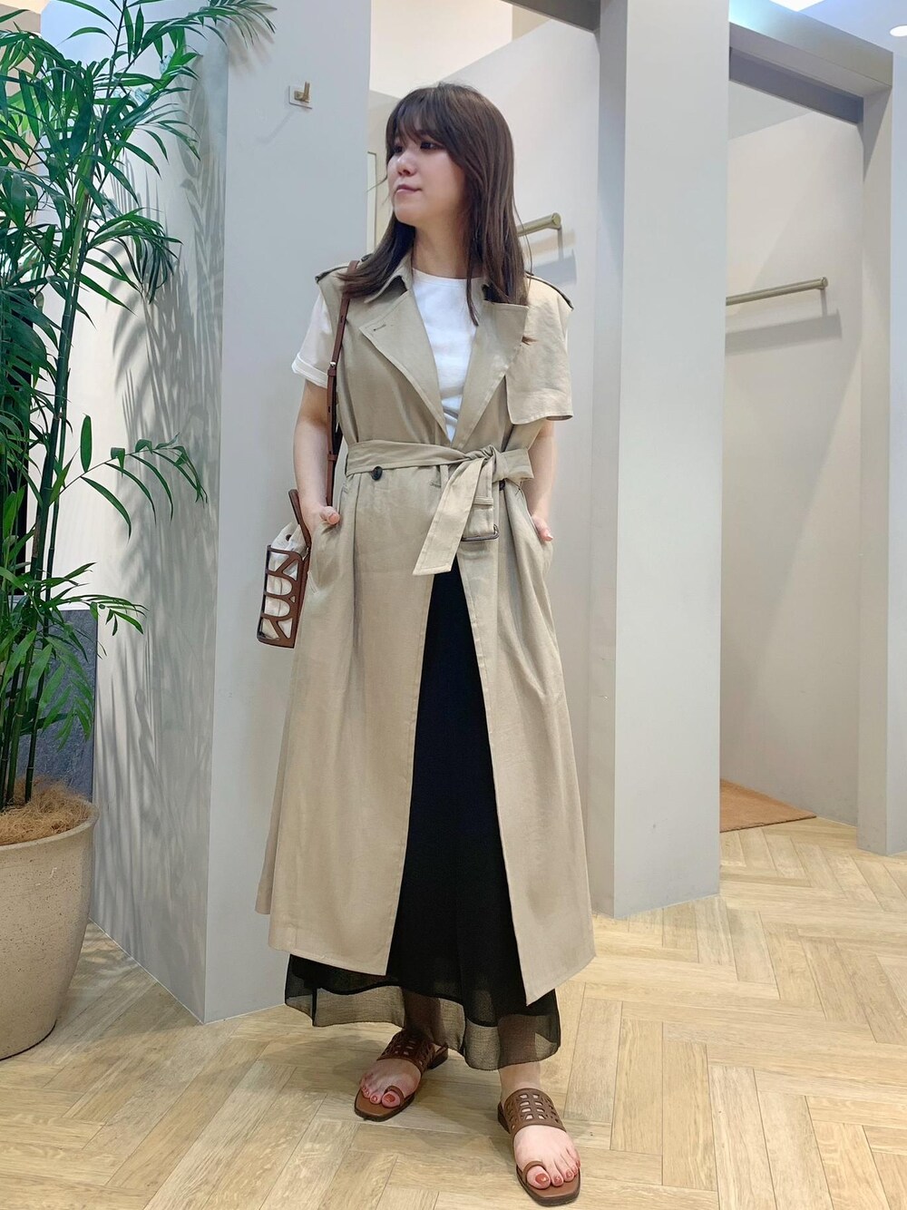 「ジレ、スカート、ロングジレ、Tシャツ、マキシ丈スカート、シアー、サンダル、夏雑貨、ROPÉ」｜「ROPE'のAnna Sandal （アンナ サンダル）（サンダル、イエロー系）」を使った、スタッフさん（レディース・162cm）の春コーディネートの1枚目の写真